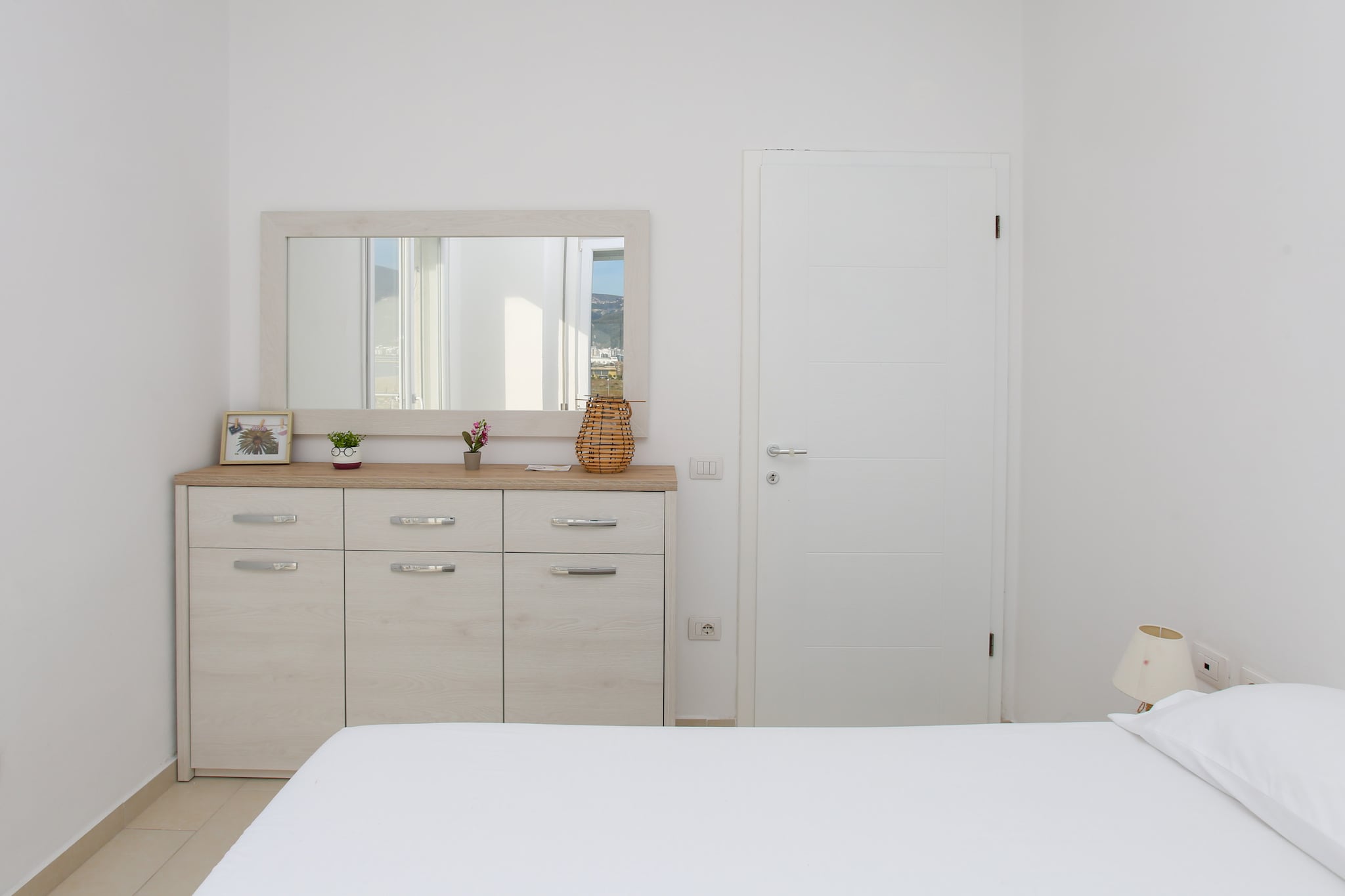 Richard 007-Bedroom