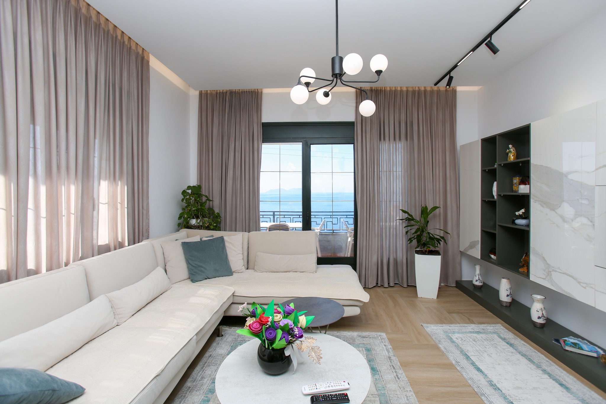 Villa Meminaj With Sea View & Garden-Woonkamer