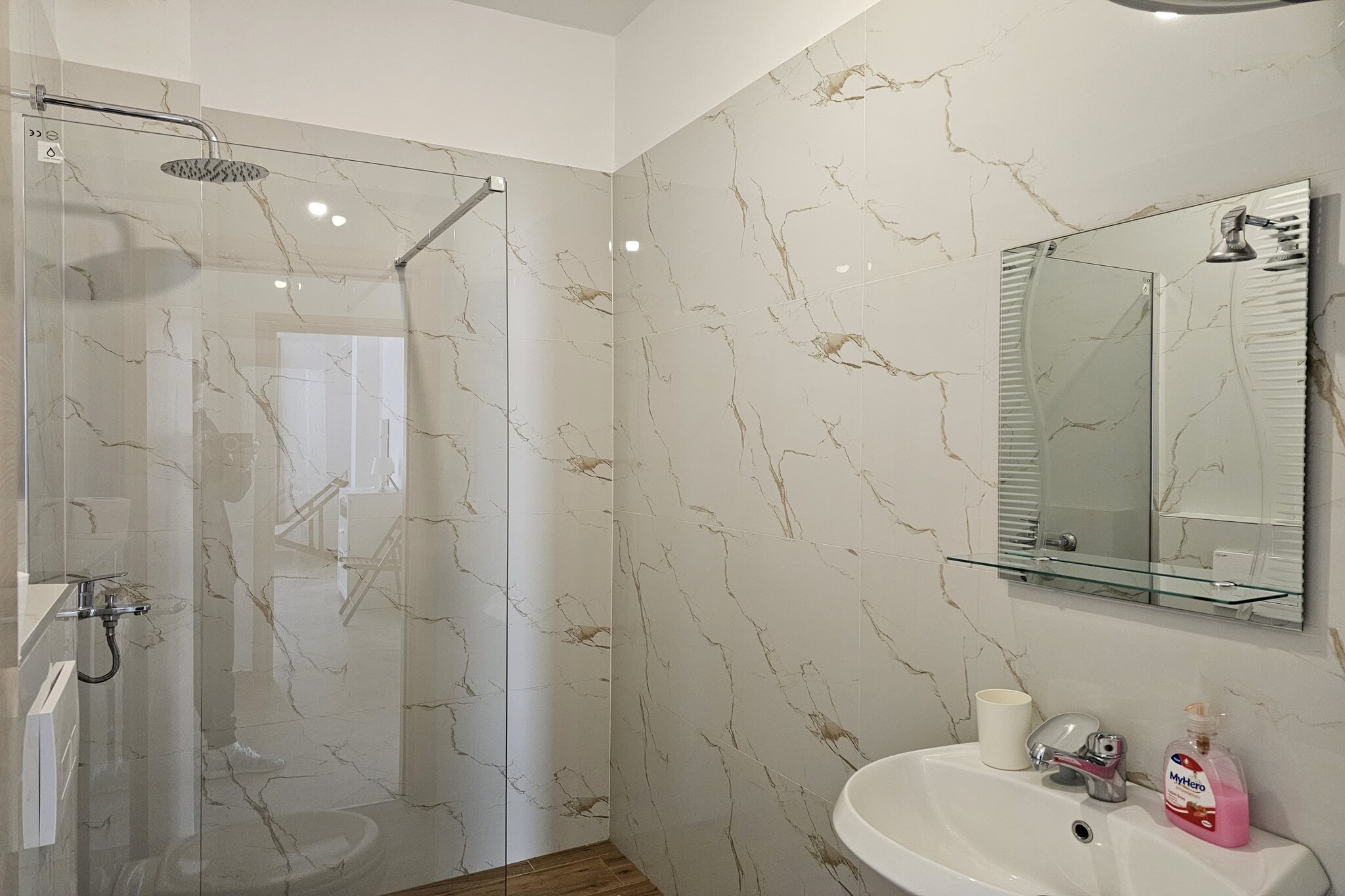 ALS180 - Albert Ap-Bathroom