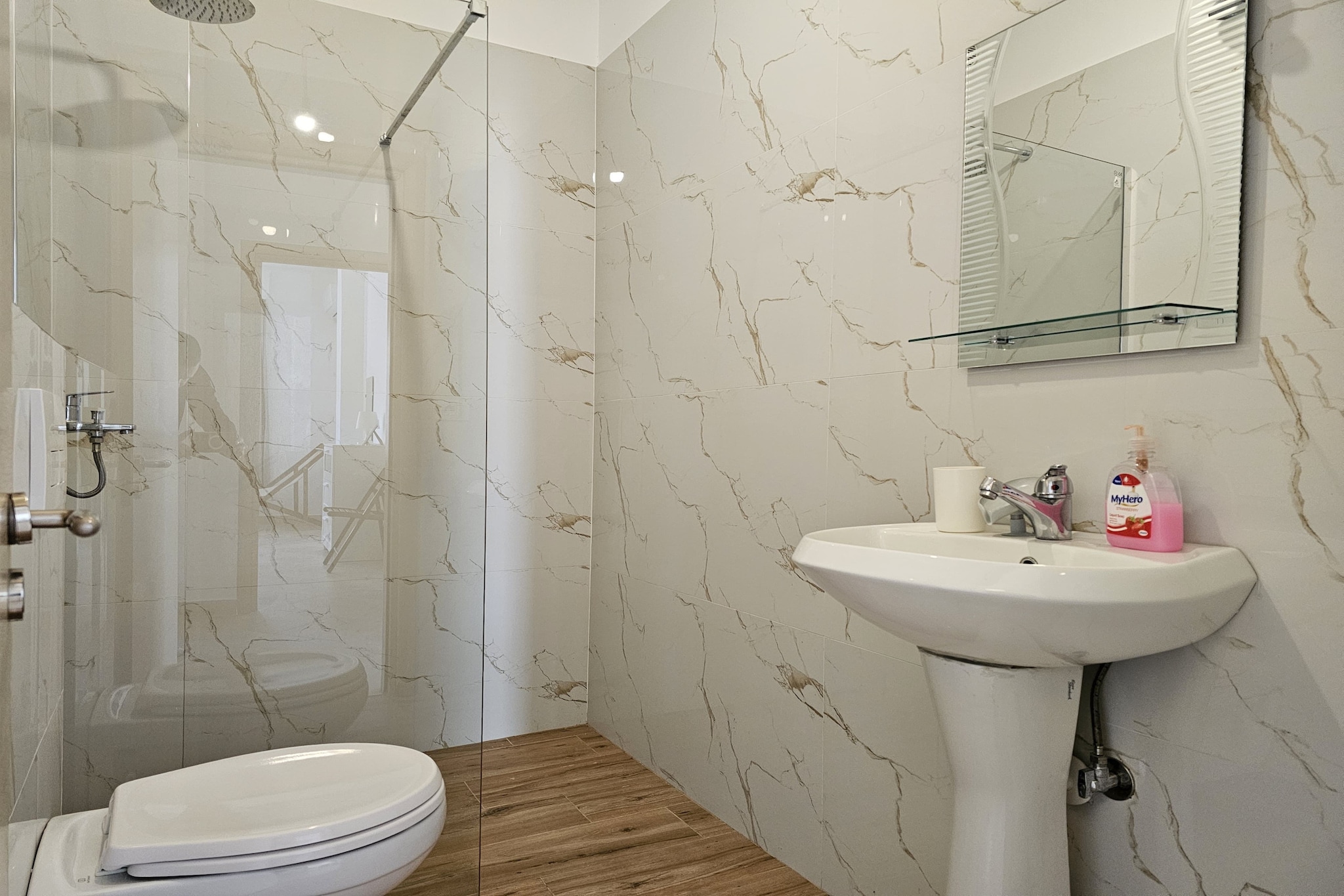 ALS180 - Albert Ap-Bathroom