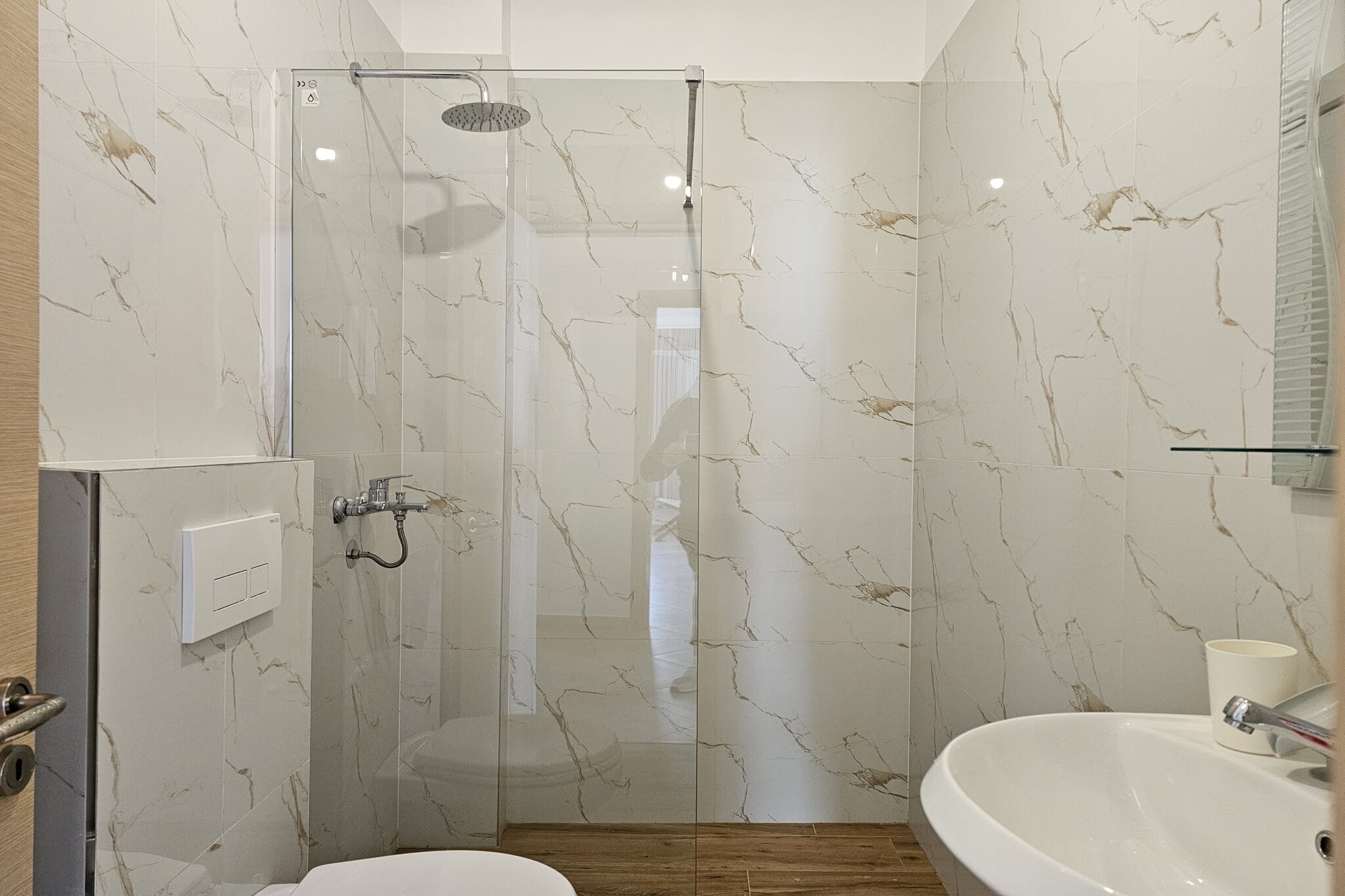 ALS180 - Albert Ap-Bathroom