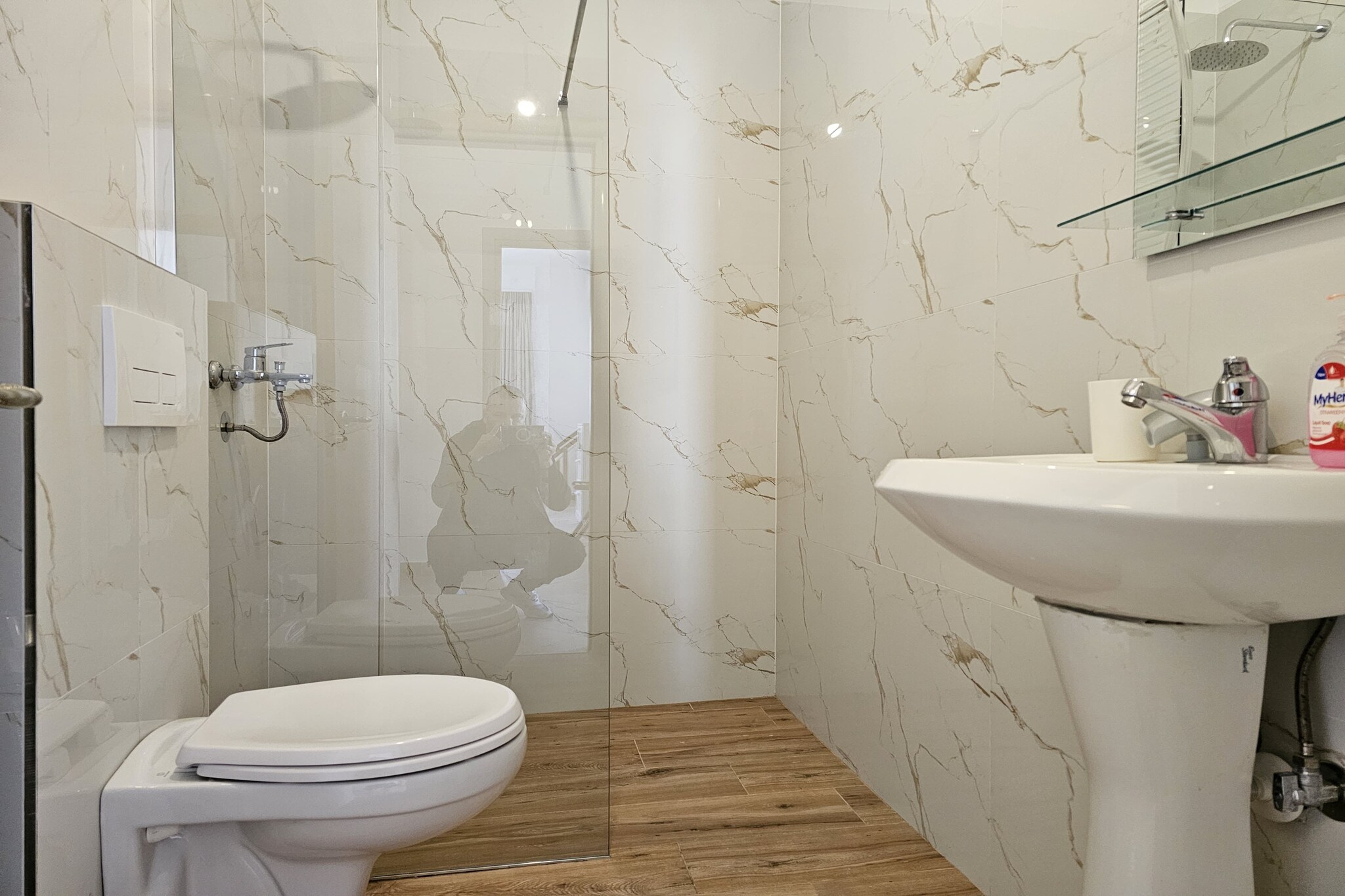 ALS180 - Albert Ap-Bathroom