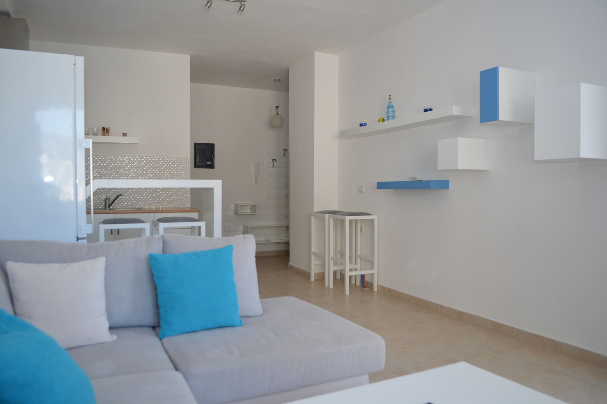 ALS176 - Dimitri - Ap Blue Horizons-Living room