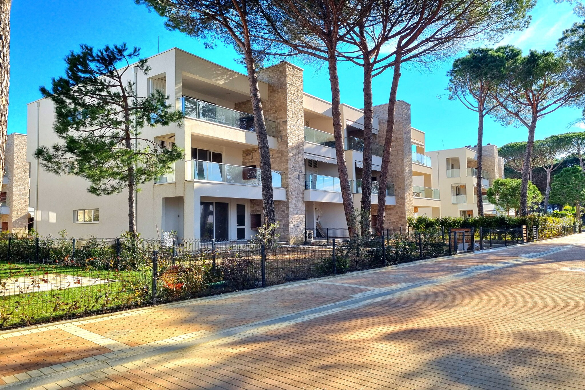 ALD294 - Josef San Pietro Lalez-Exterior summer