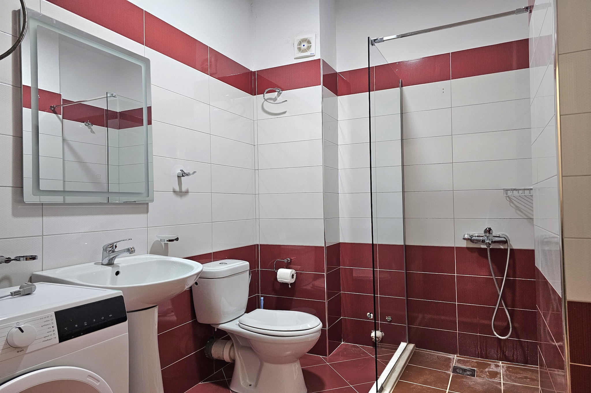 ALS114 - Iliri Rr5 - Holiday Ap In SR.-Badkamer