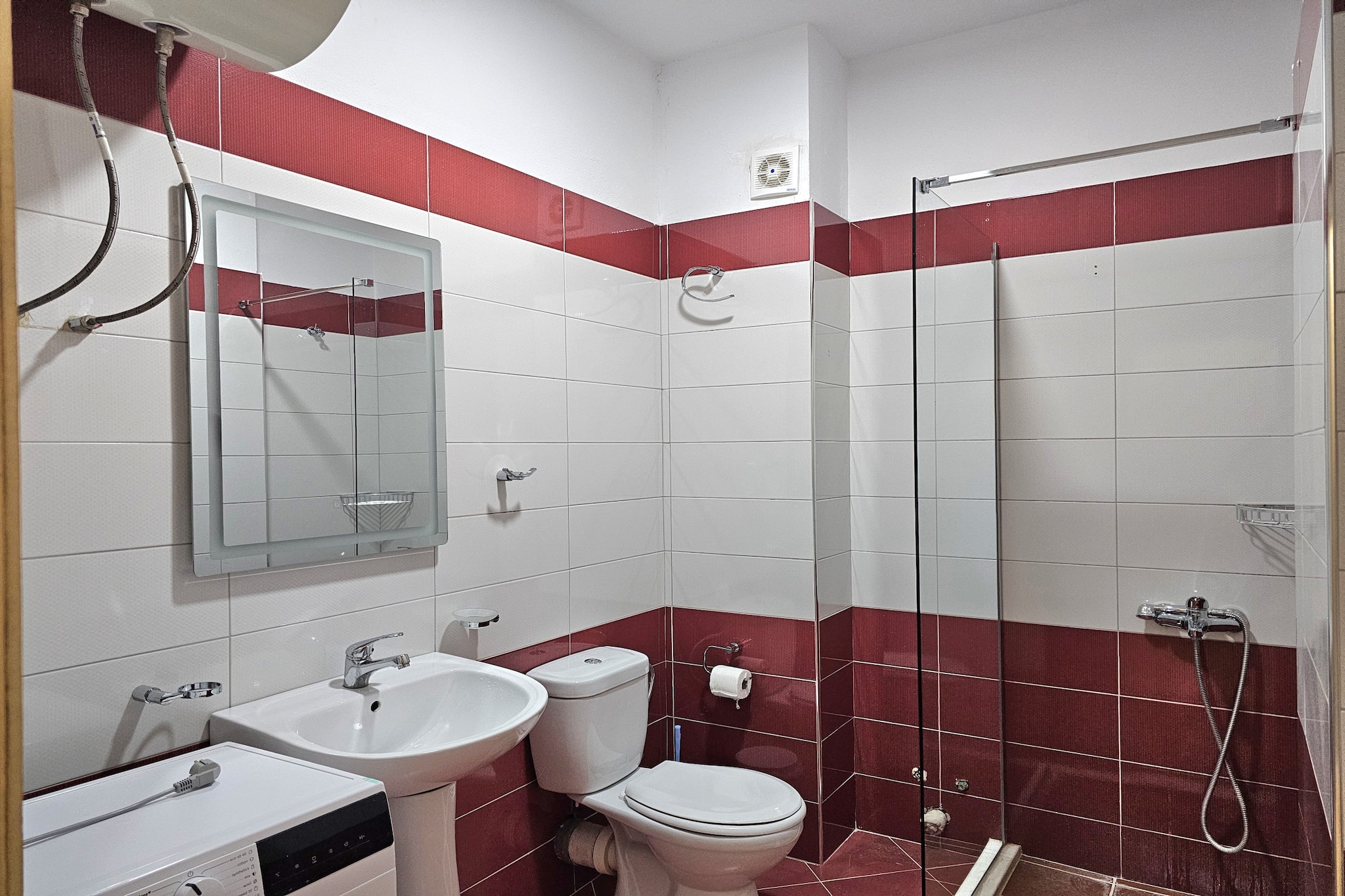 ALS114 - Iliri Rr5 - Holiday Ap In SR.-Badkamer