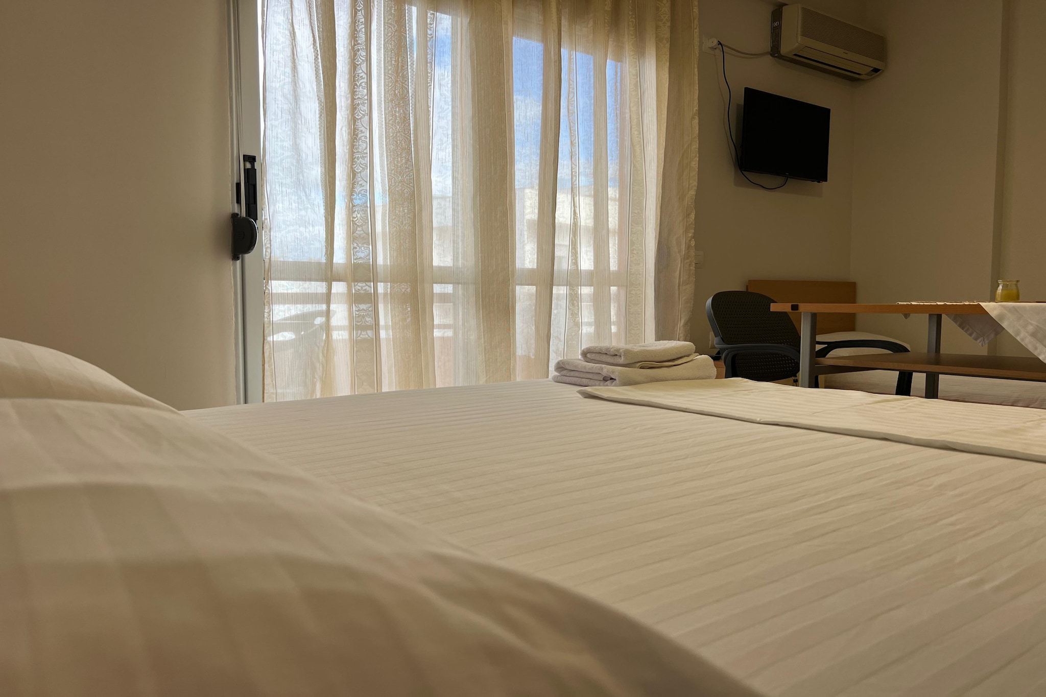 Thoma's K Studios - Balcony Triple Studio-Bedroom