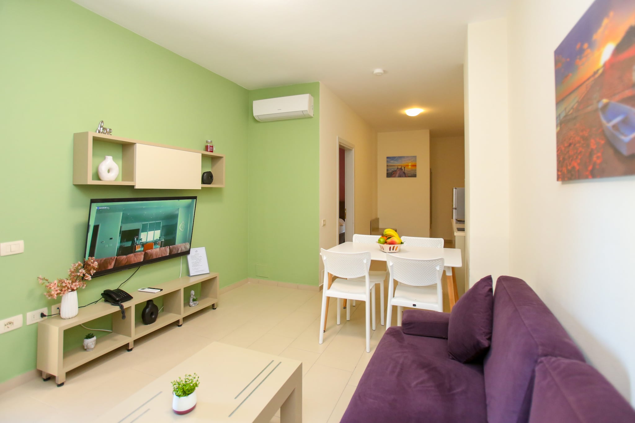 203B, One Bedroom Apartment-Woonkamer