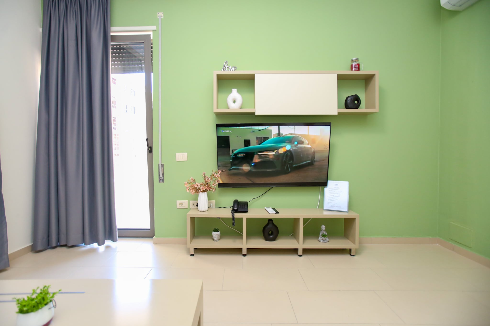 203B, One Bedroom Apartment-Woonkamer