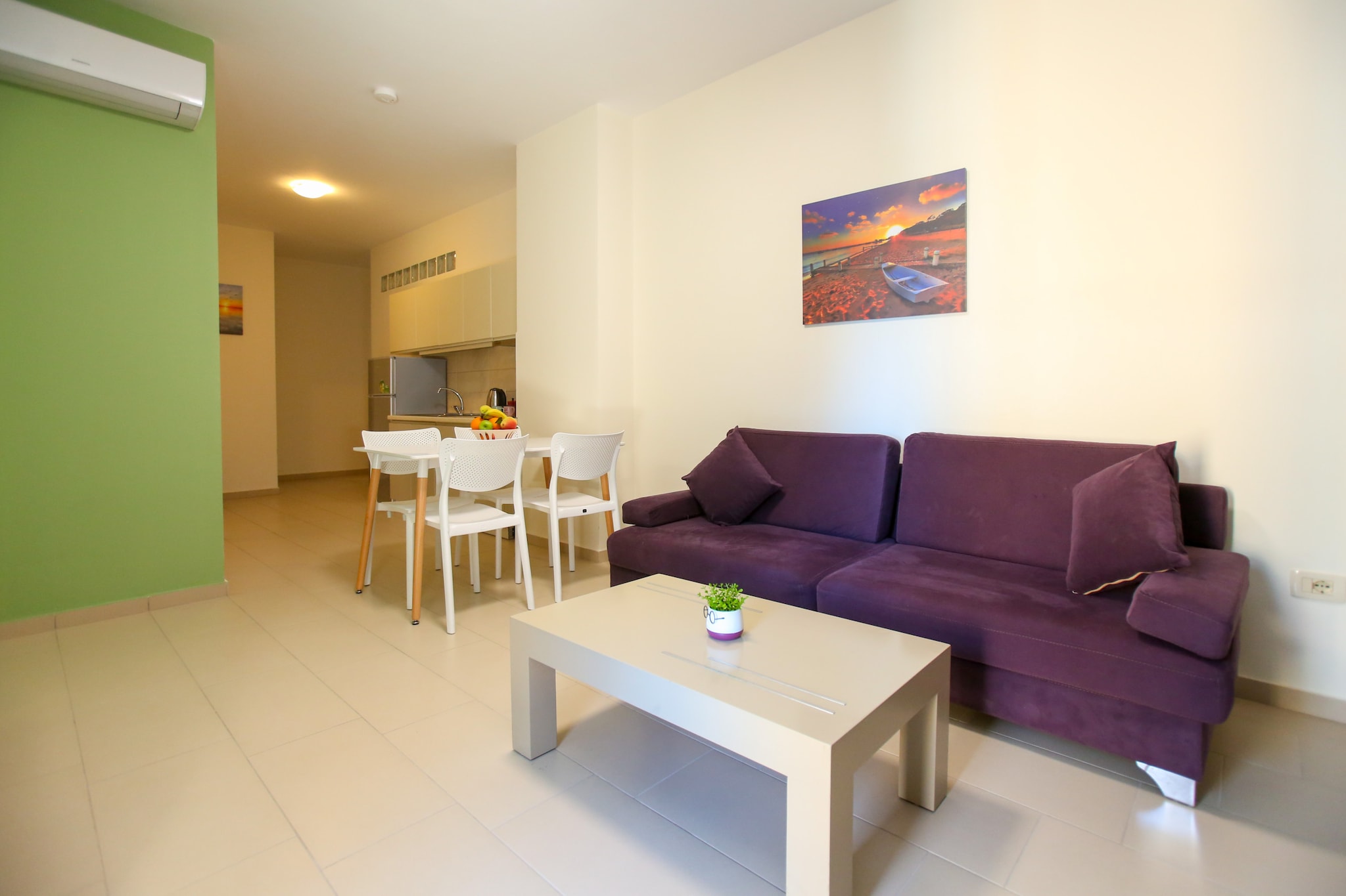203B, One Bedroom Apartment-Woonkamer