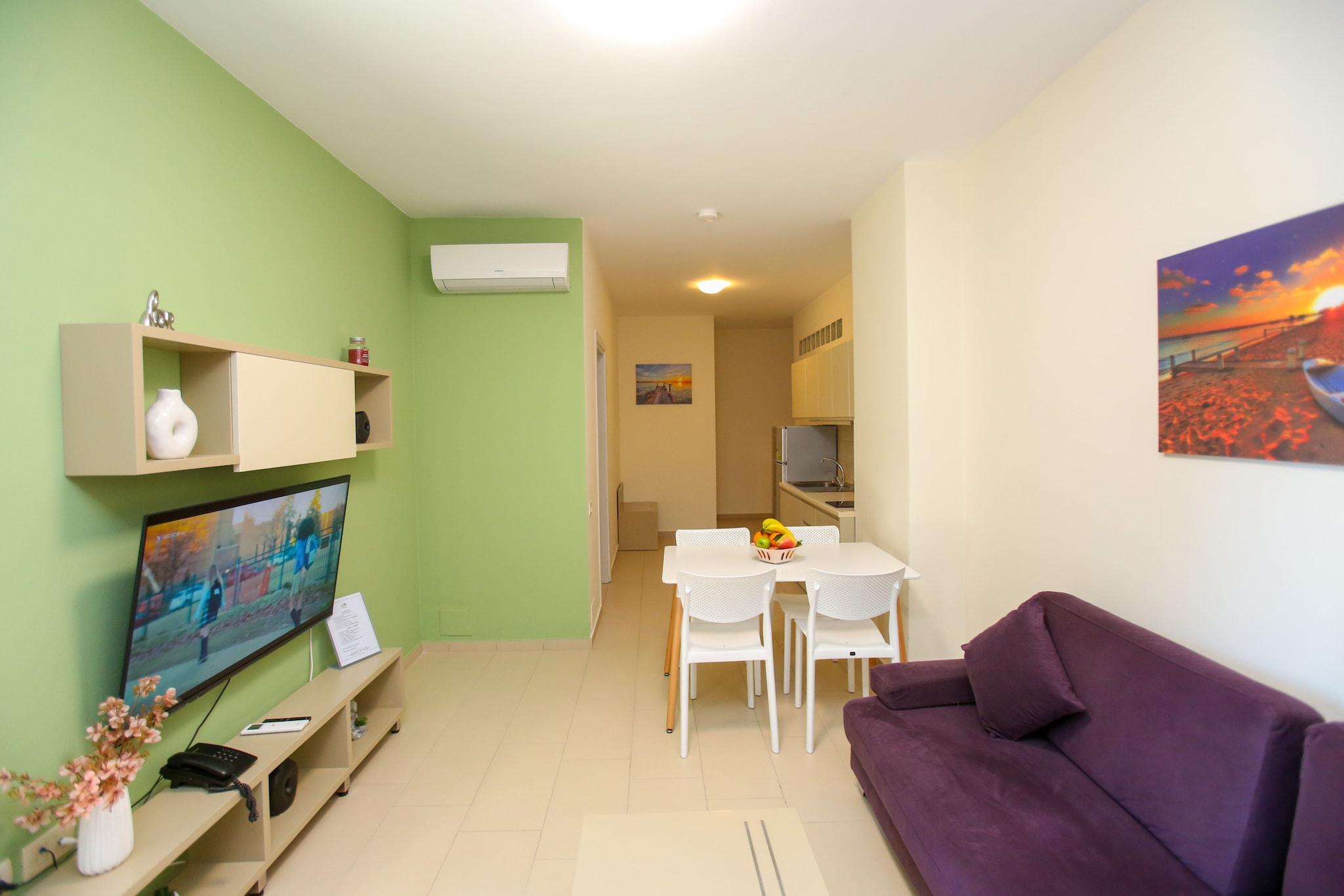 203B, One Bedroom Apartment-Woonkamer