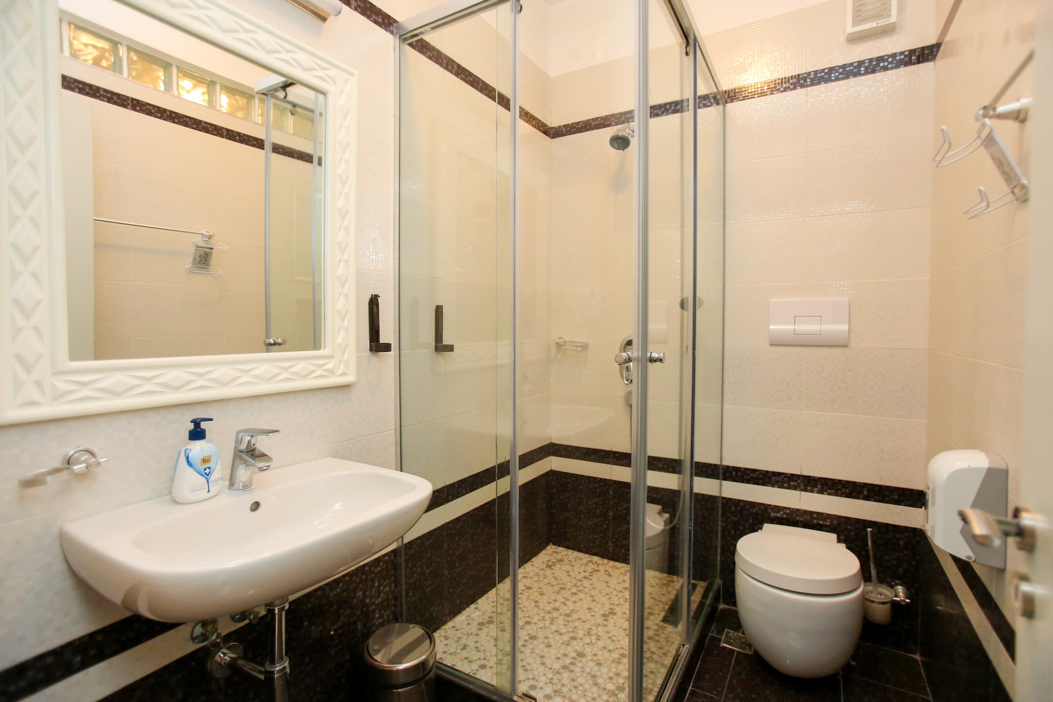 203B, One Bedroom Apartment-Badkamer