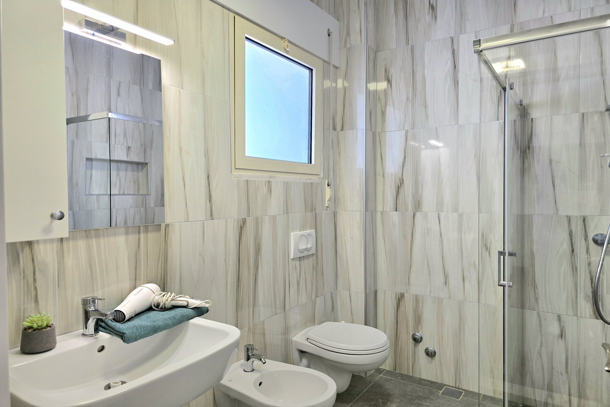 ALD202 - Lino 2-Bathroom