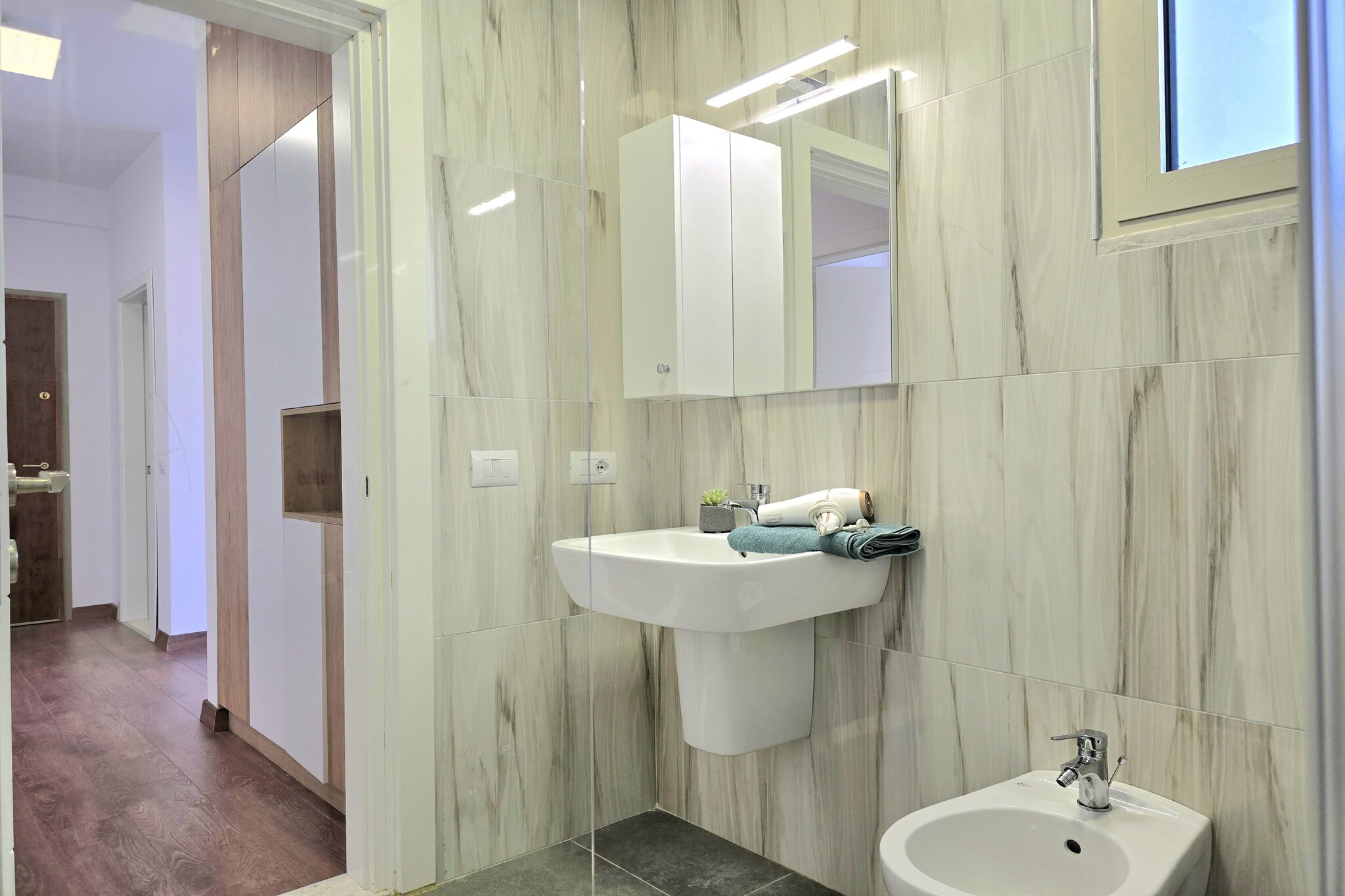 ALD202 - Lino 2-Bathroom