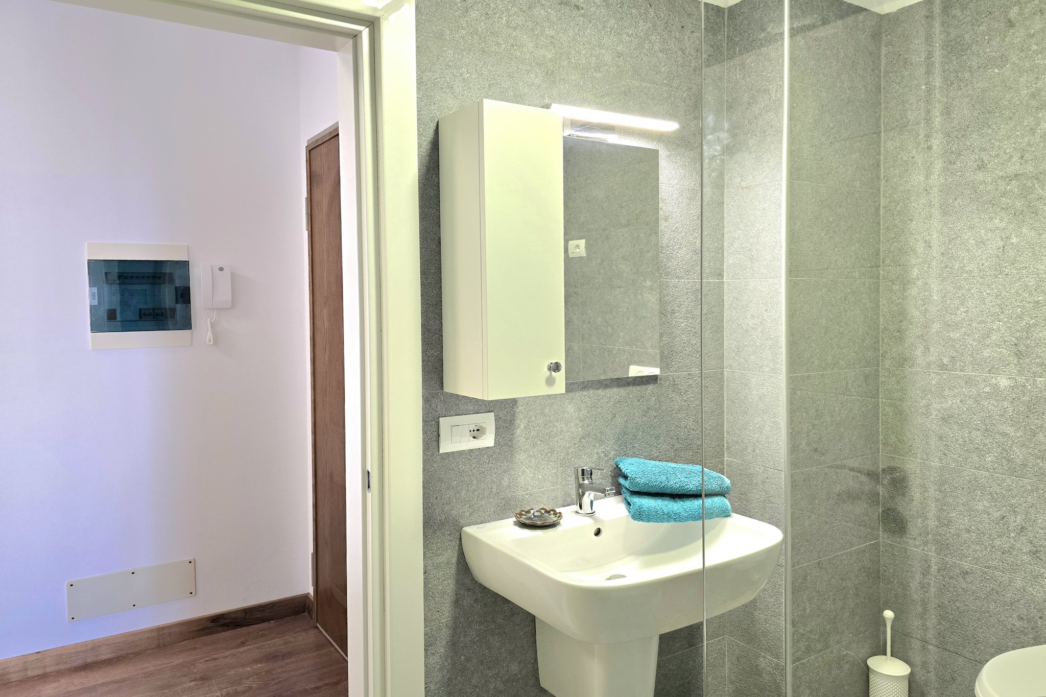 ALD202 - Lino 2-Bathroom