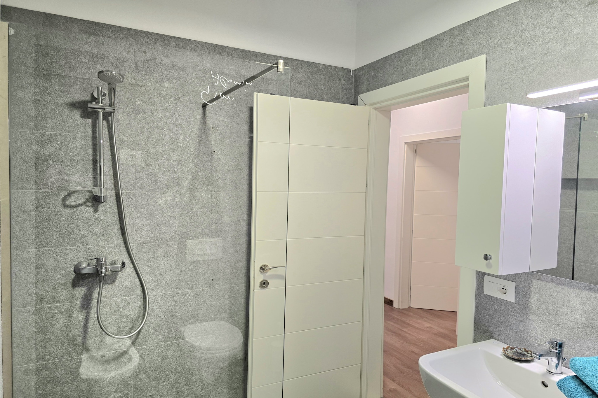 ALD202 - Lino 2-Bathroom