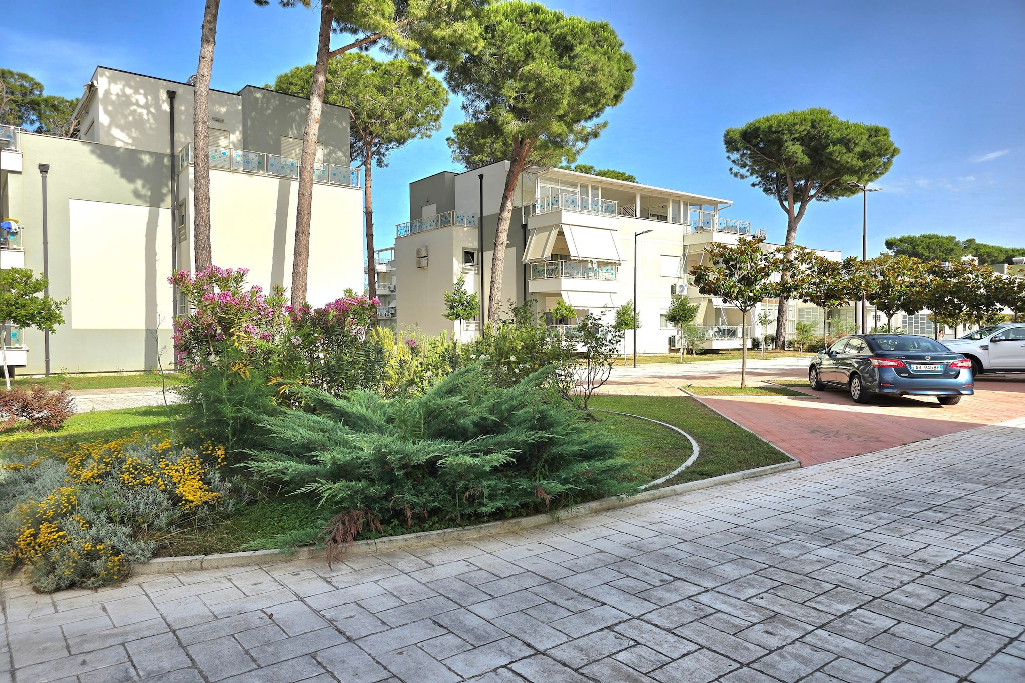 ALD144 - Milan-Image-tags.resort