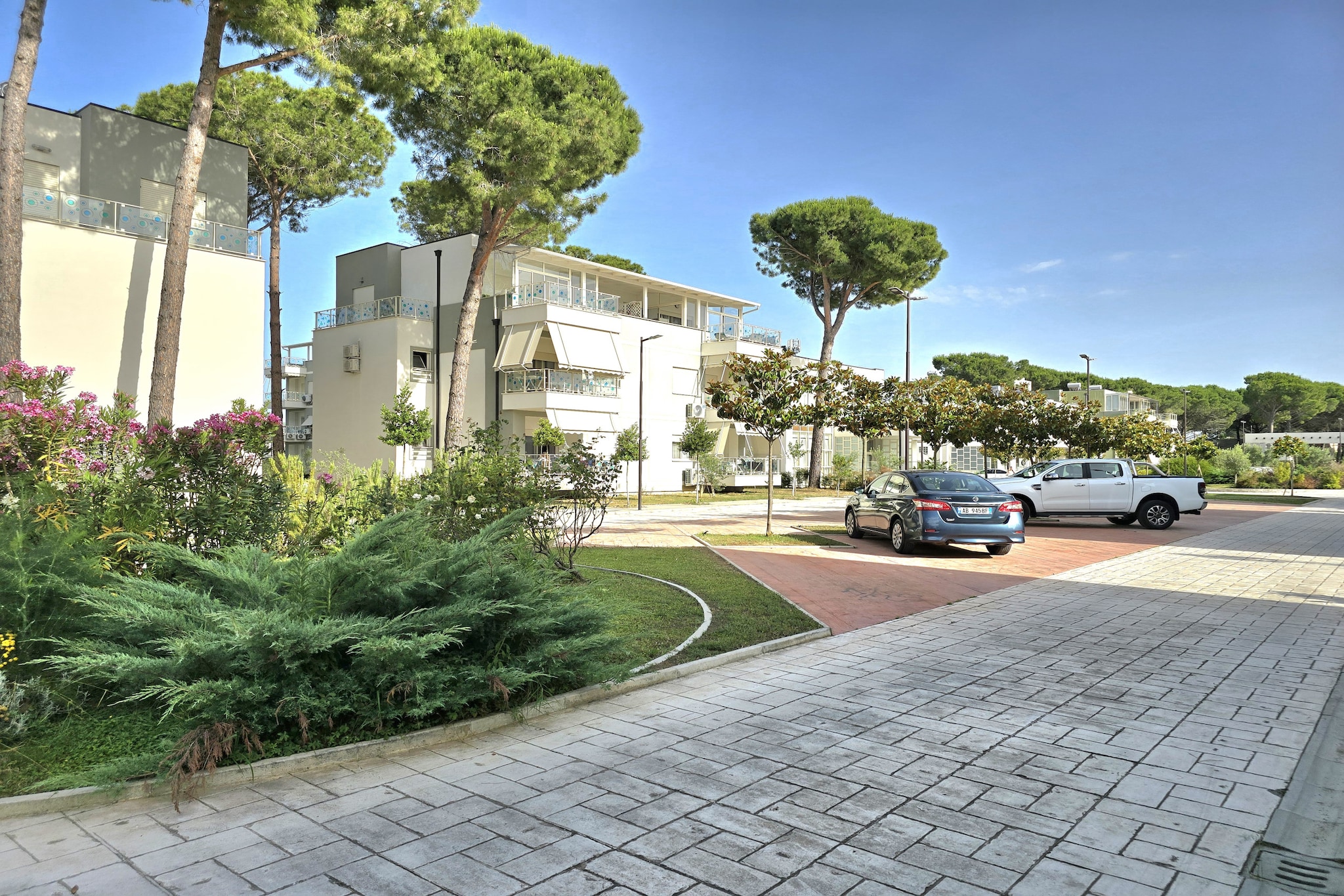 ALD144 - Milan-Image-tags.resort