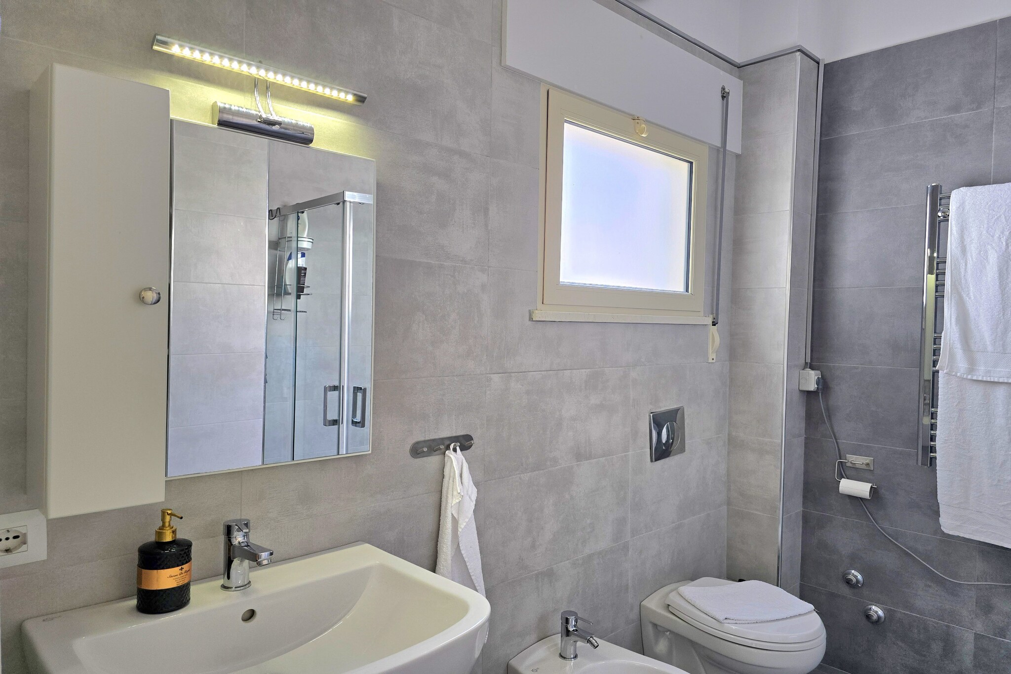 ALD144 - Milan-Badkamer