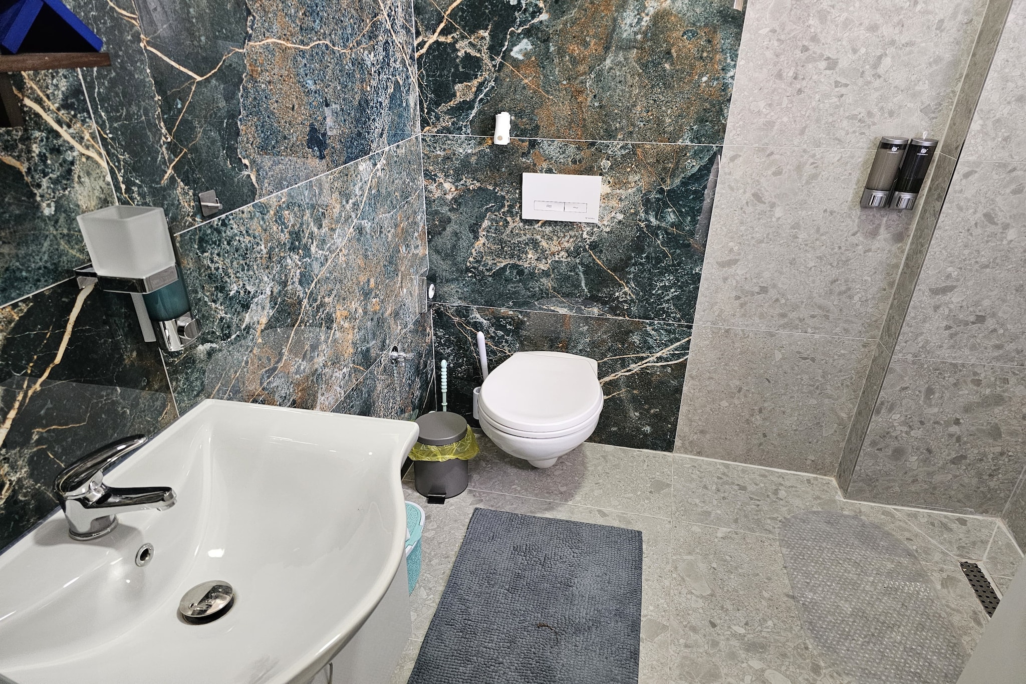 Holiday Apartment - 305-Bathroom