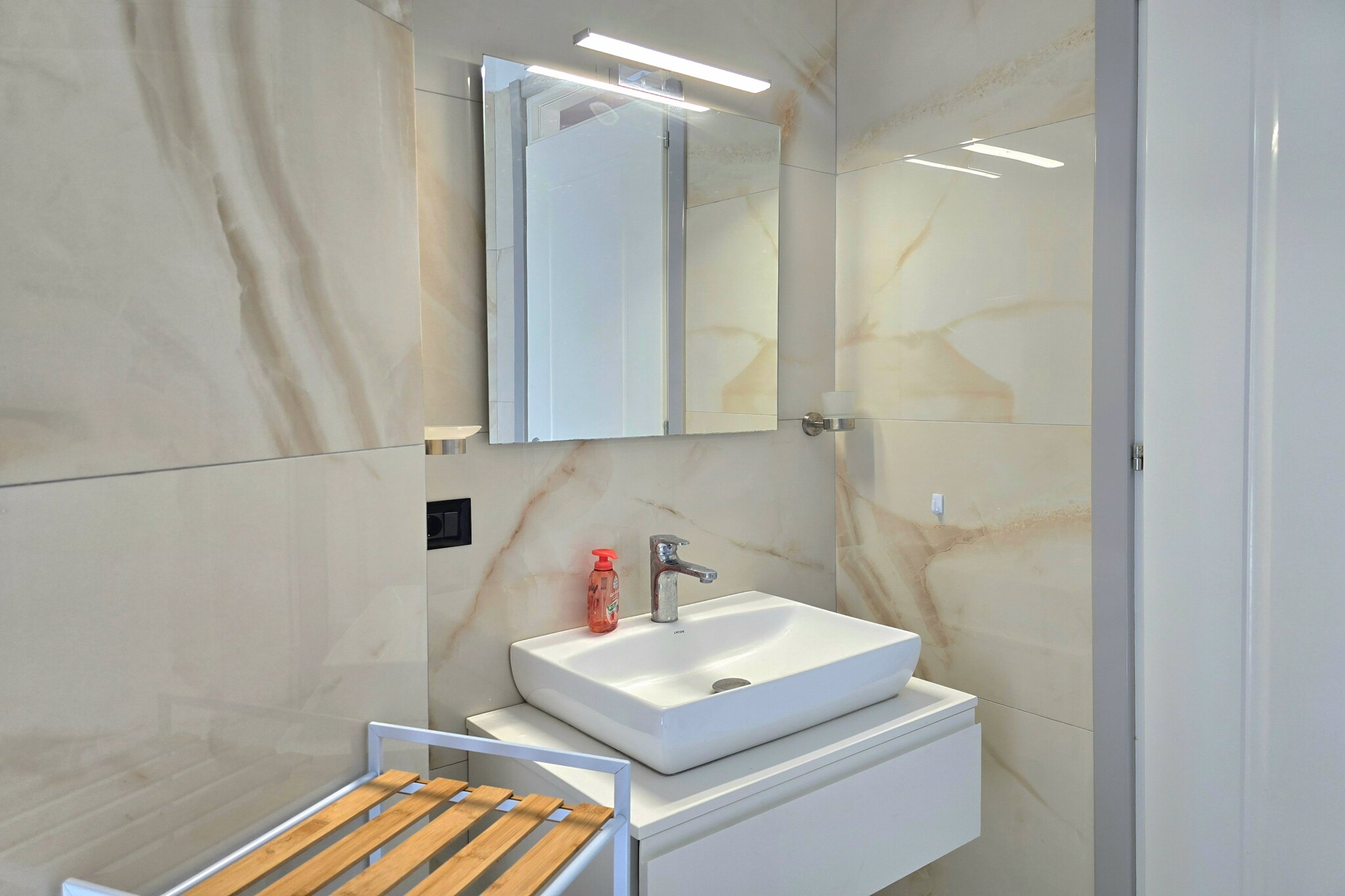 ALD277 - Marion & Kjamil-Bathroom