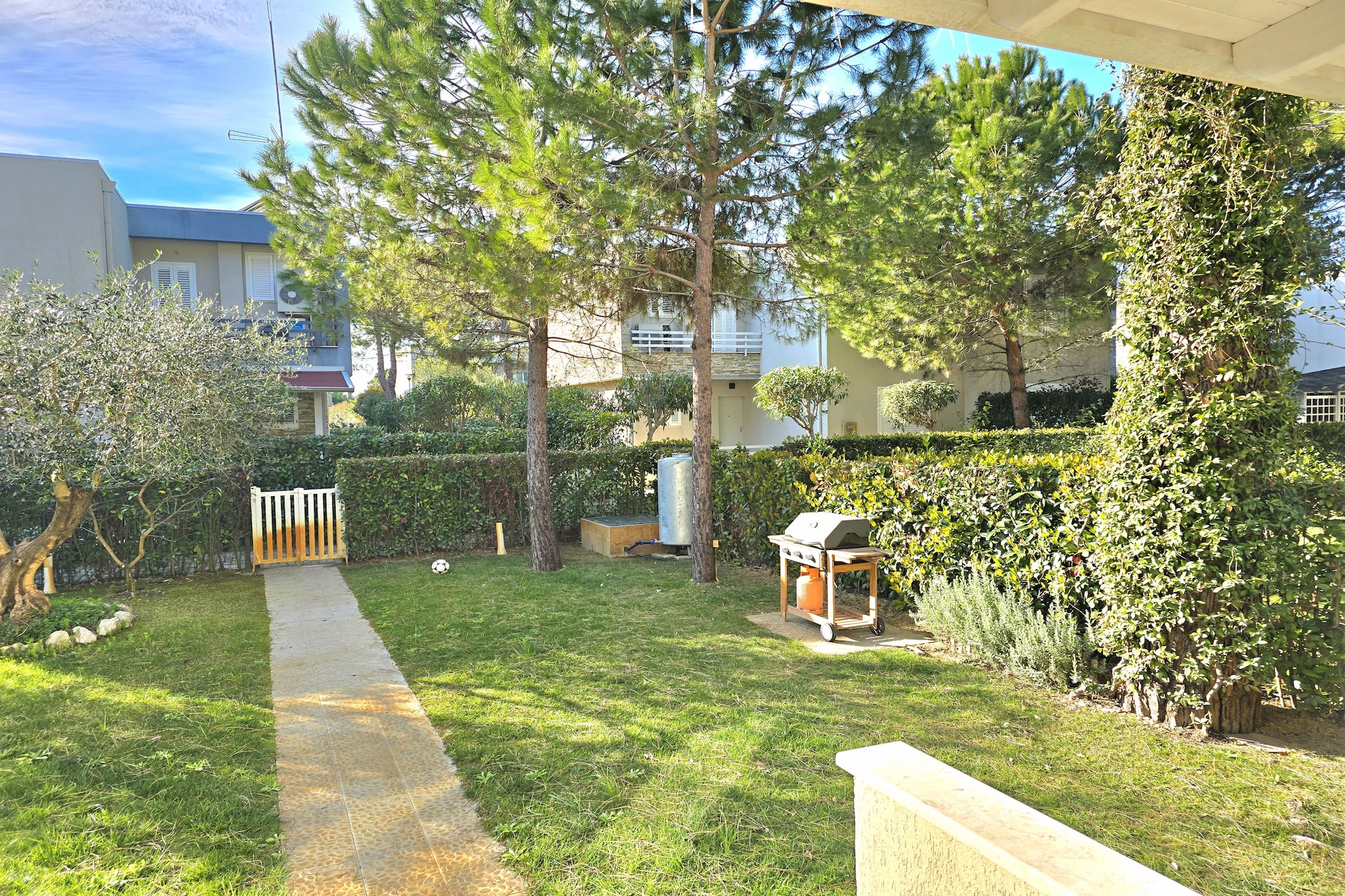 ALD127 - Albani-Gardens summer