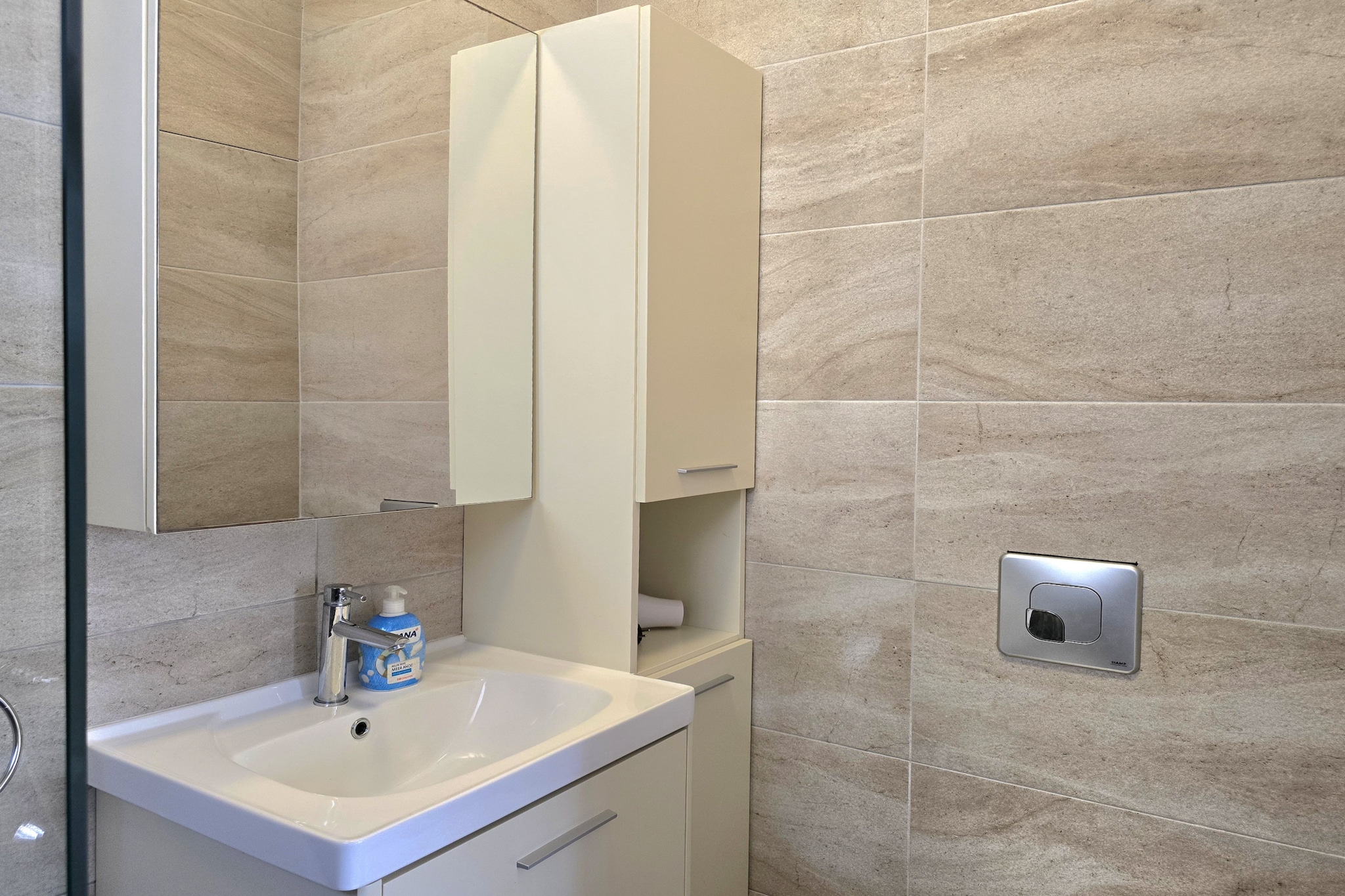ALD127 - Albani-Bathroom