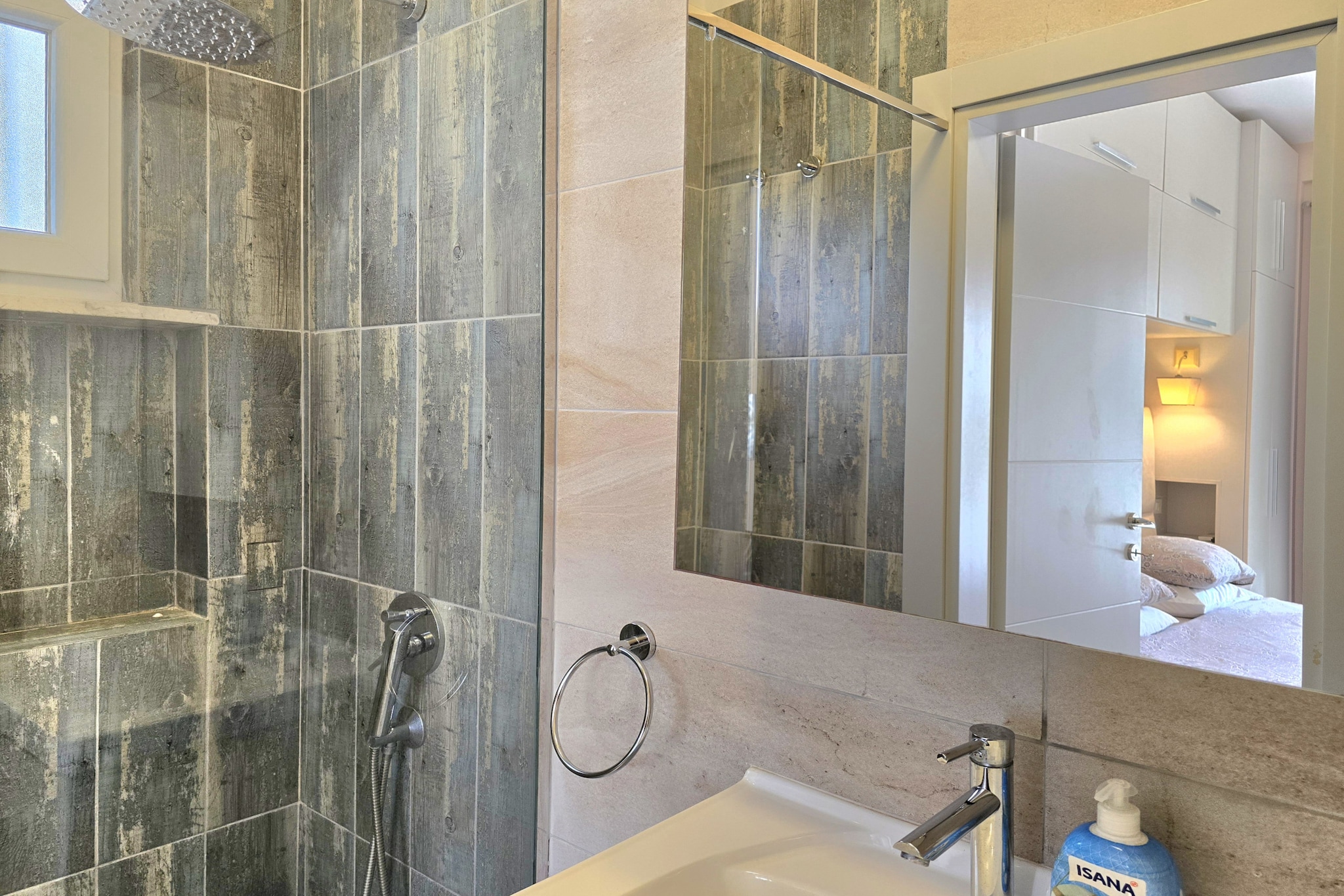 ALD127 - Albani-Bathroom