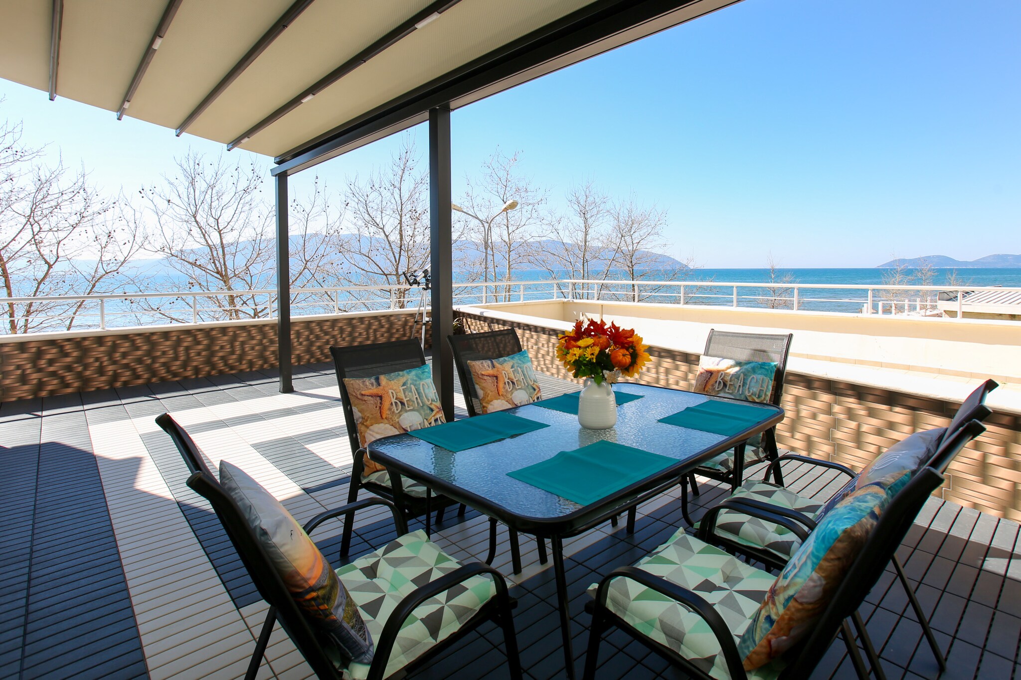 Beach Front Terace-Terrasse