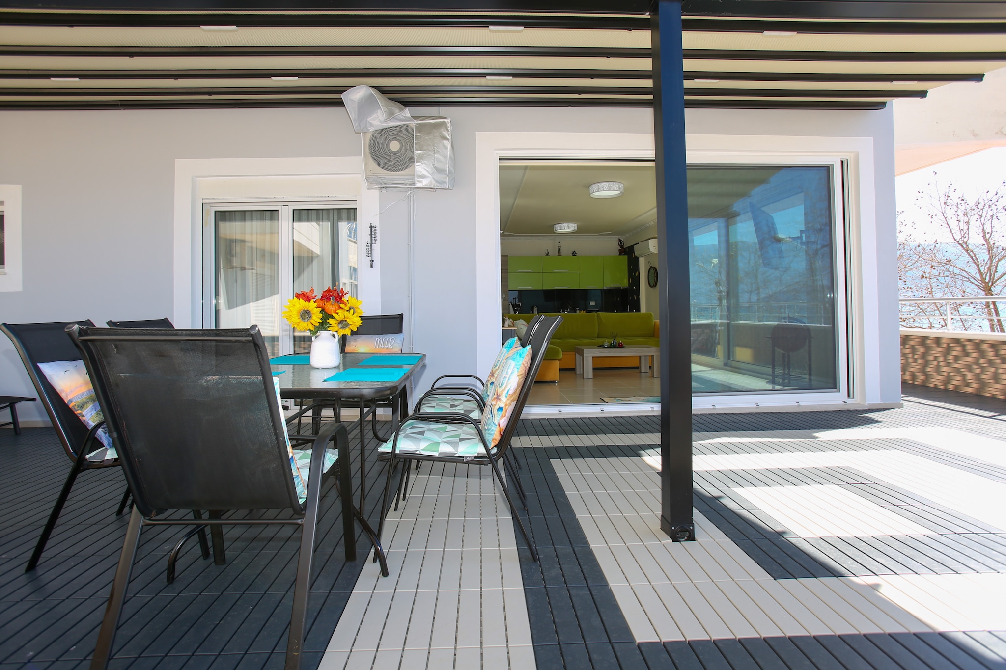 Beach Front Terace-Terrasse