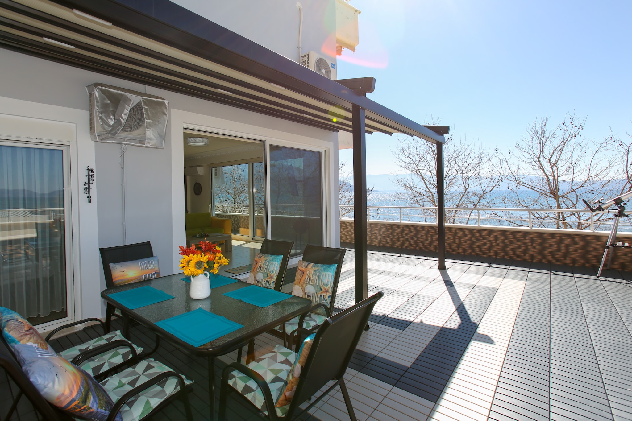 Beach Front Terace-Terrasse