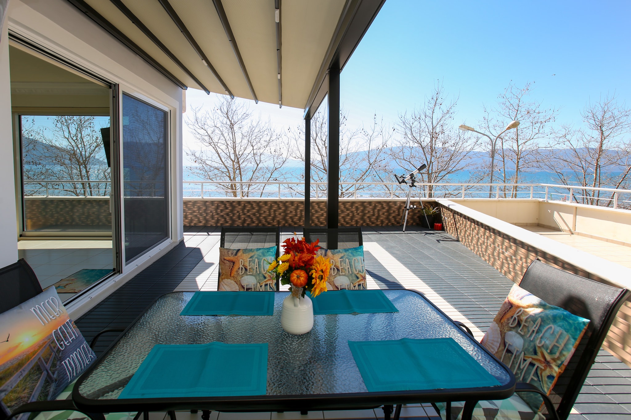 Beach Front Terace-Terrasse