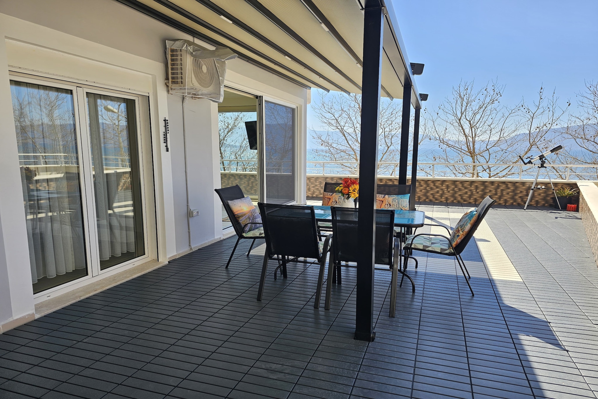 Beach Front Terace-Terrasse