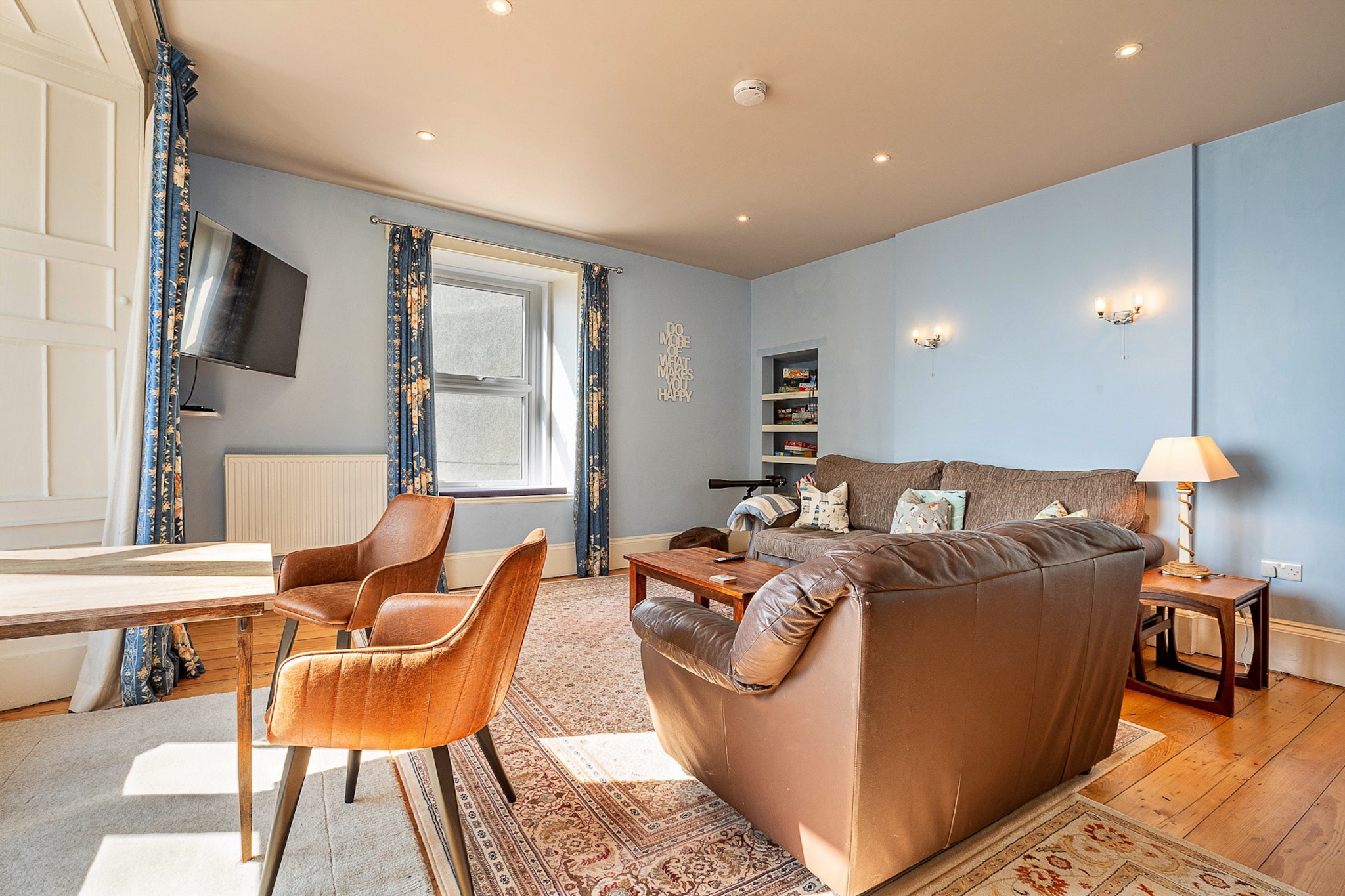 Waters Edge at Gadlys House-Woonkamer