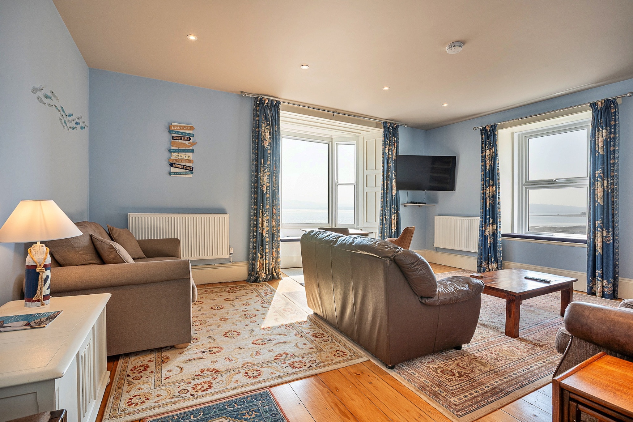 Waters Edge at Gadlys House-Woonkamer