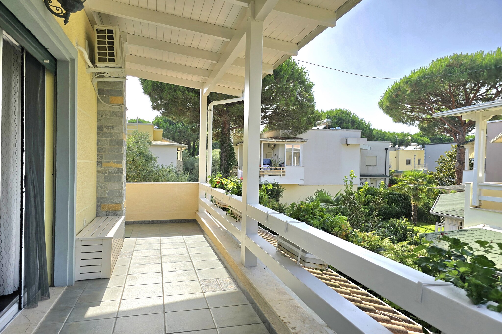 ALD220 - Deshira-Terrace balcony