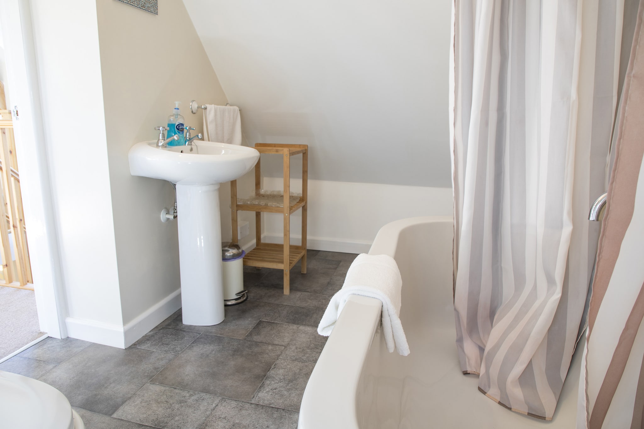 Woodpecker Cottage-Badkamer
