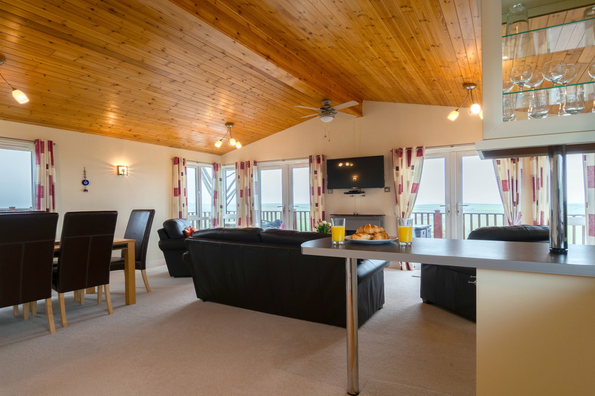 Whitsand Bay Lodge-Woonkamer