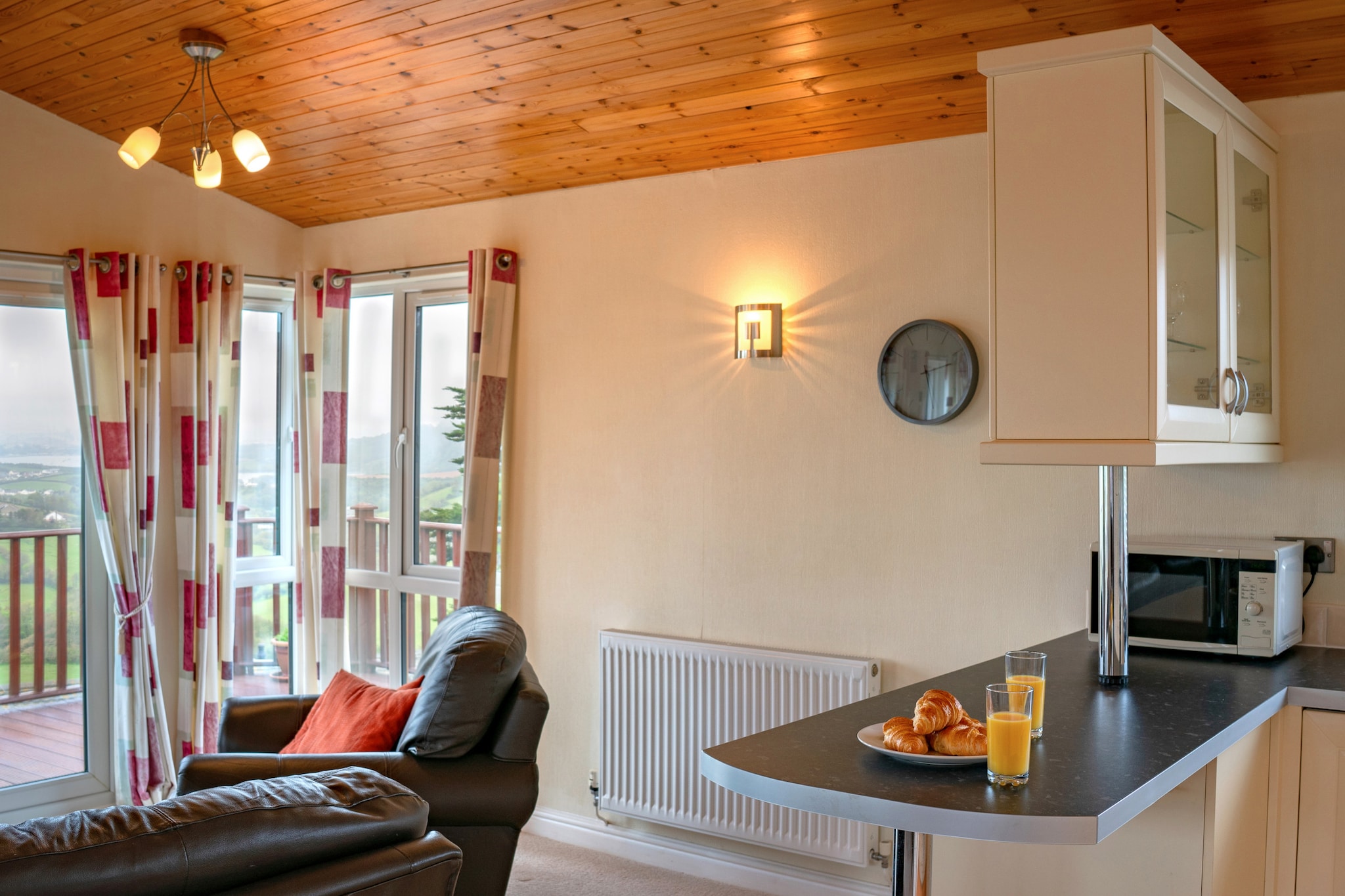 Whitsand Bay Lodge-Woonkamer