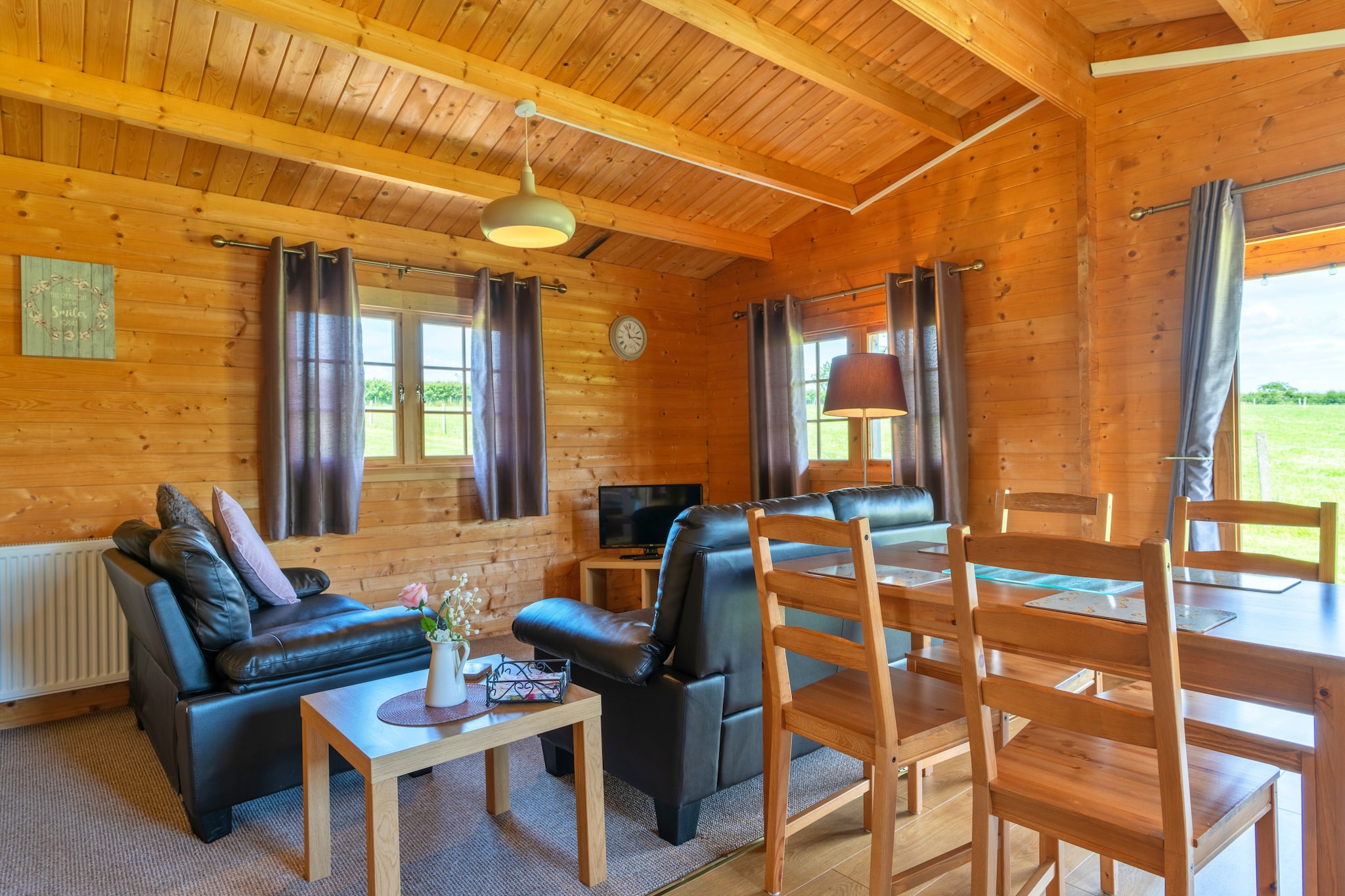 Pastures Green Cabin-Eetkamer