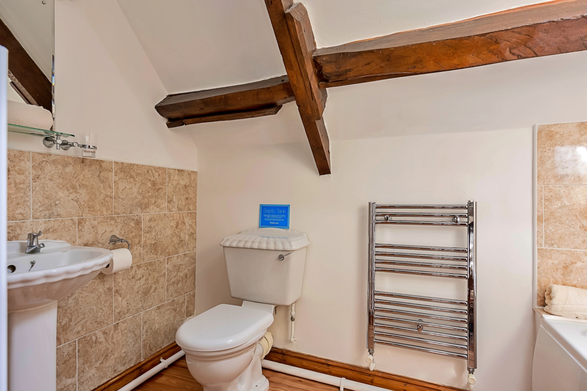 Fives Court Cottage-Badkamer