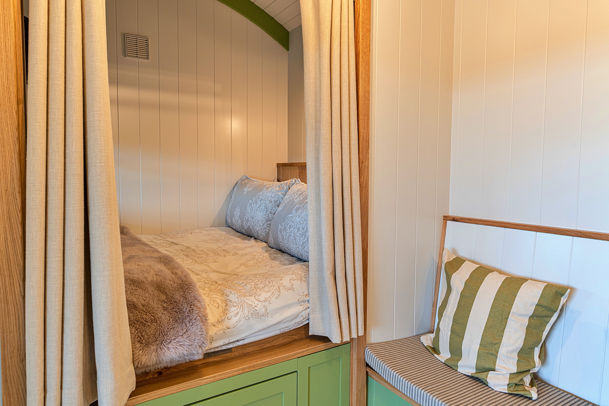 The Shepherd's Hut at Northcombe Farm-Slaapkamer