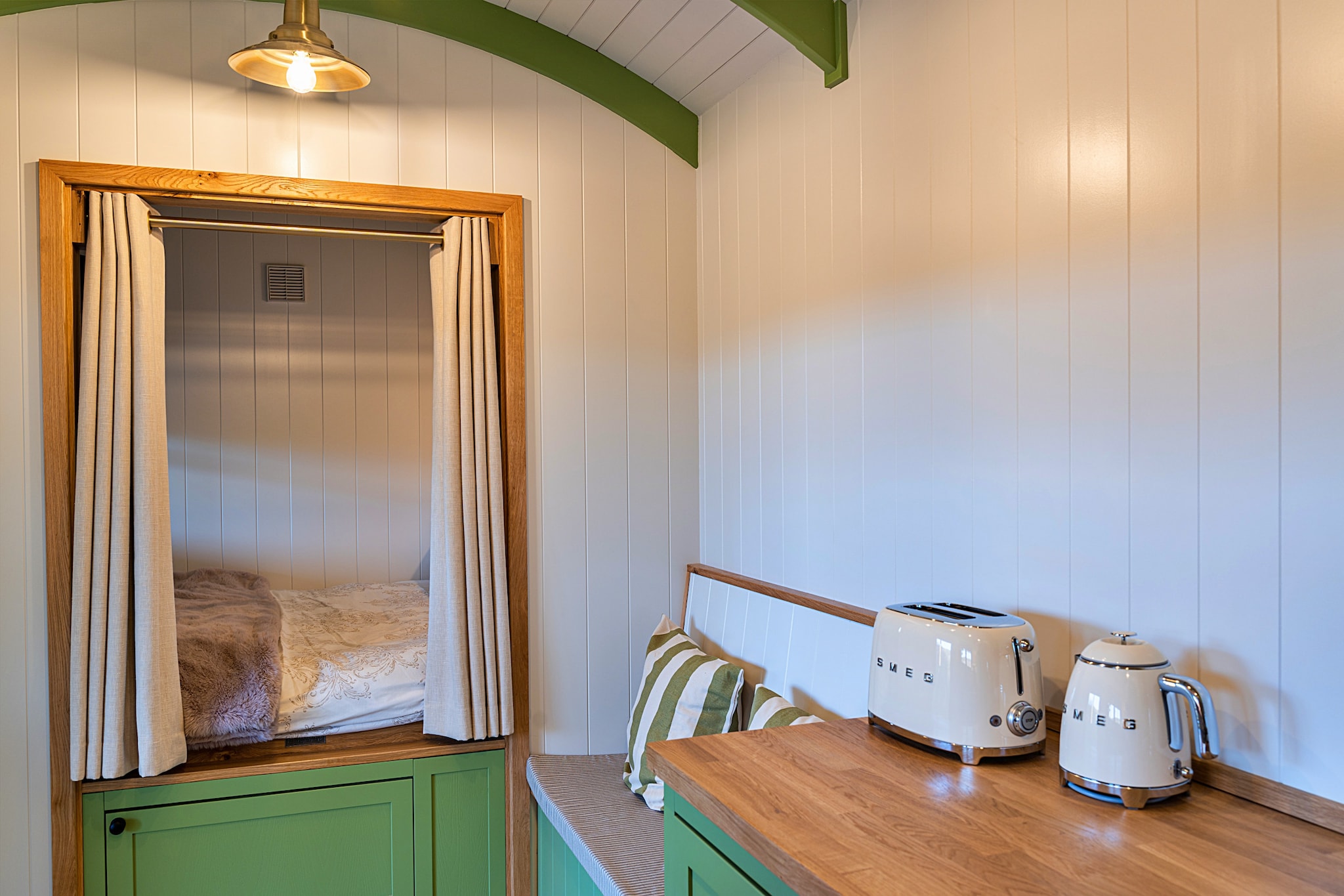 The Shepherd's Hut at Northcombe Farm-Woonkamer