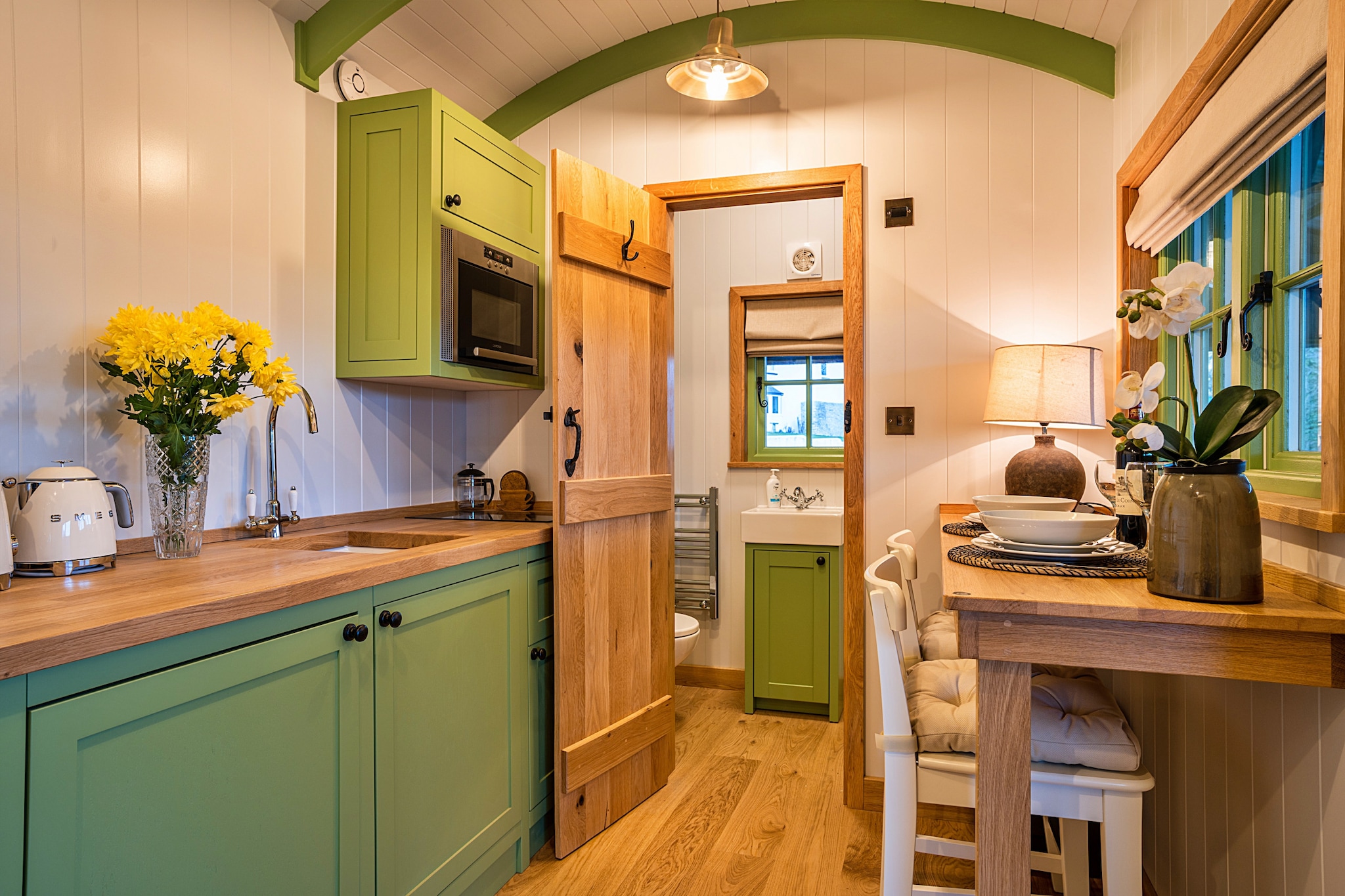 The Shepherd's Hut at Northcombe Farm-Keuken