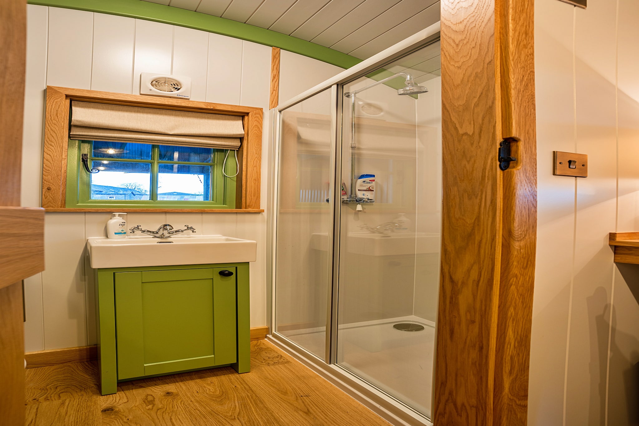 The Shepherd's Hut at Northcombe Farm-Badkamer