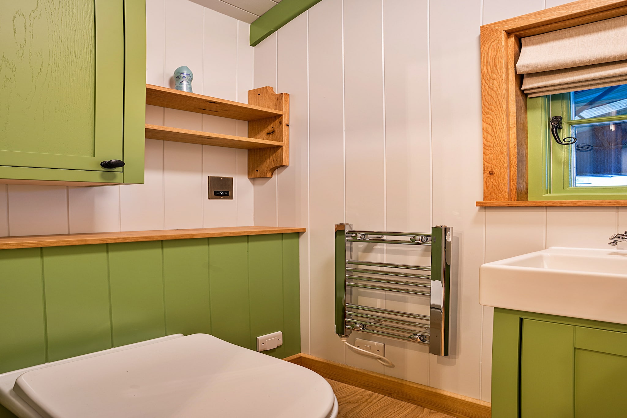 The Shepherd's Hut at Northcombe Farm-Badkamer