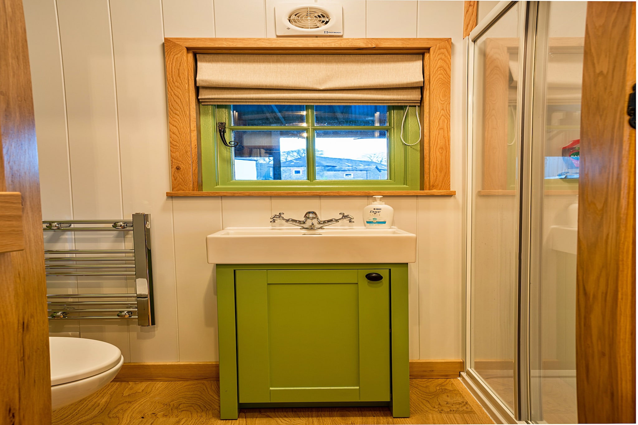 The Shepherd's Hut at Northcombe Farm-Badkamer