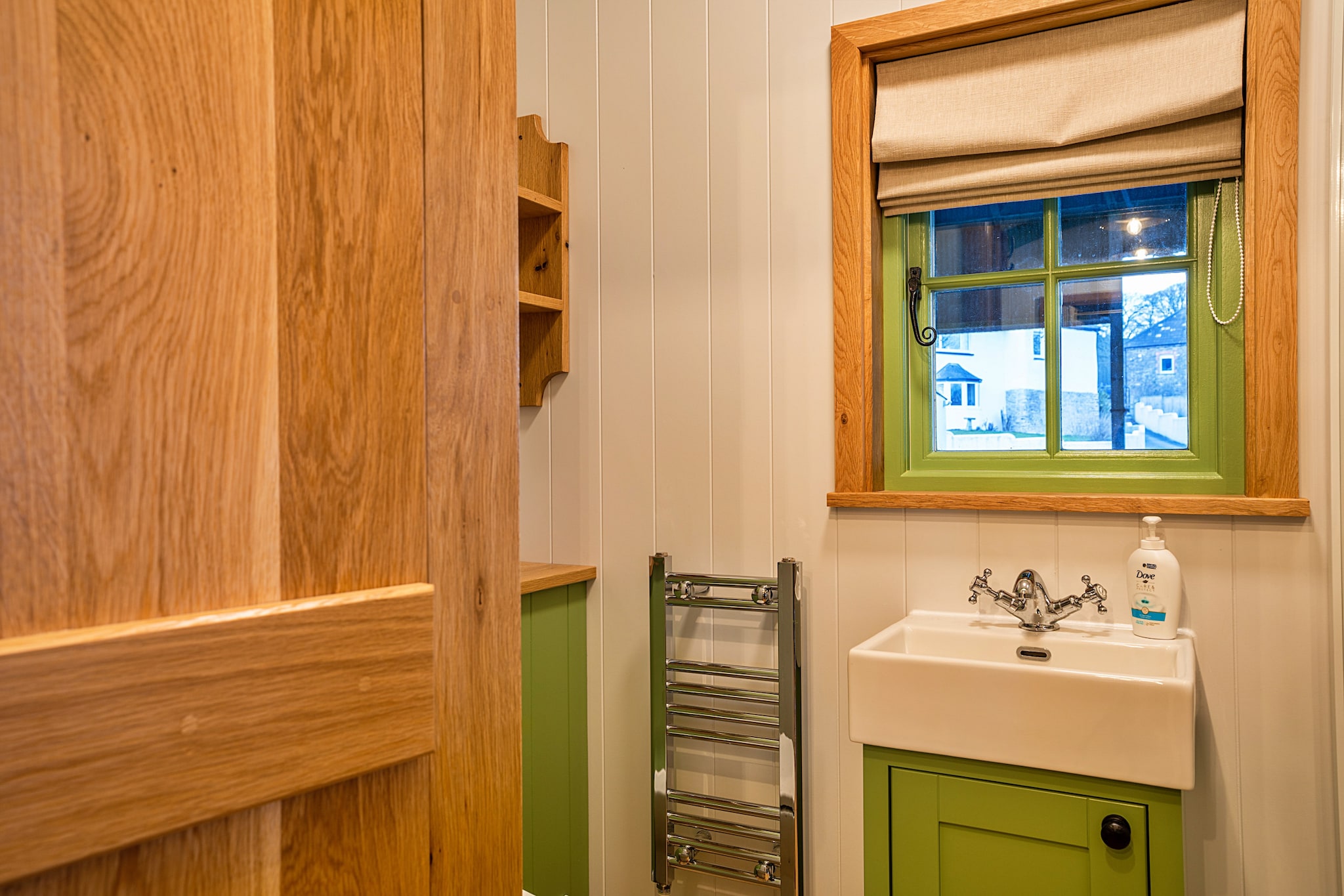 The Shepherd's Hut at Northcombe Farm-Badkamer