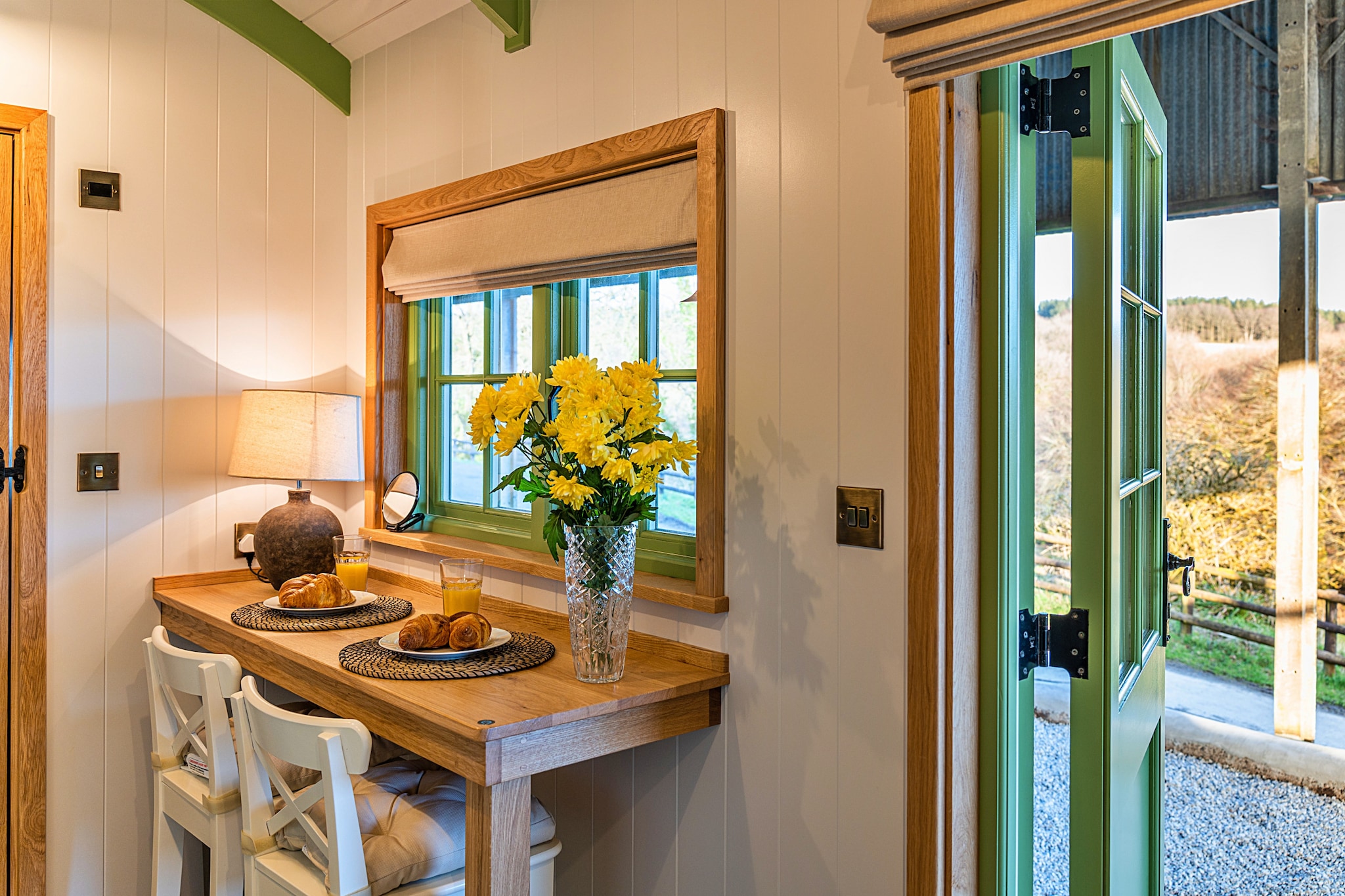 The Shepherd's Hut at Northcombe Farm-Eetkamer