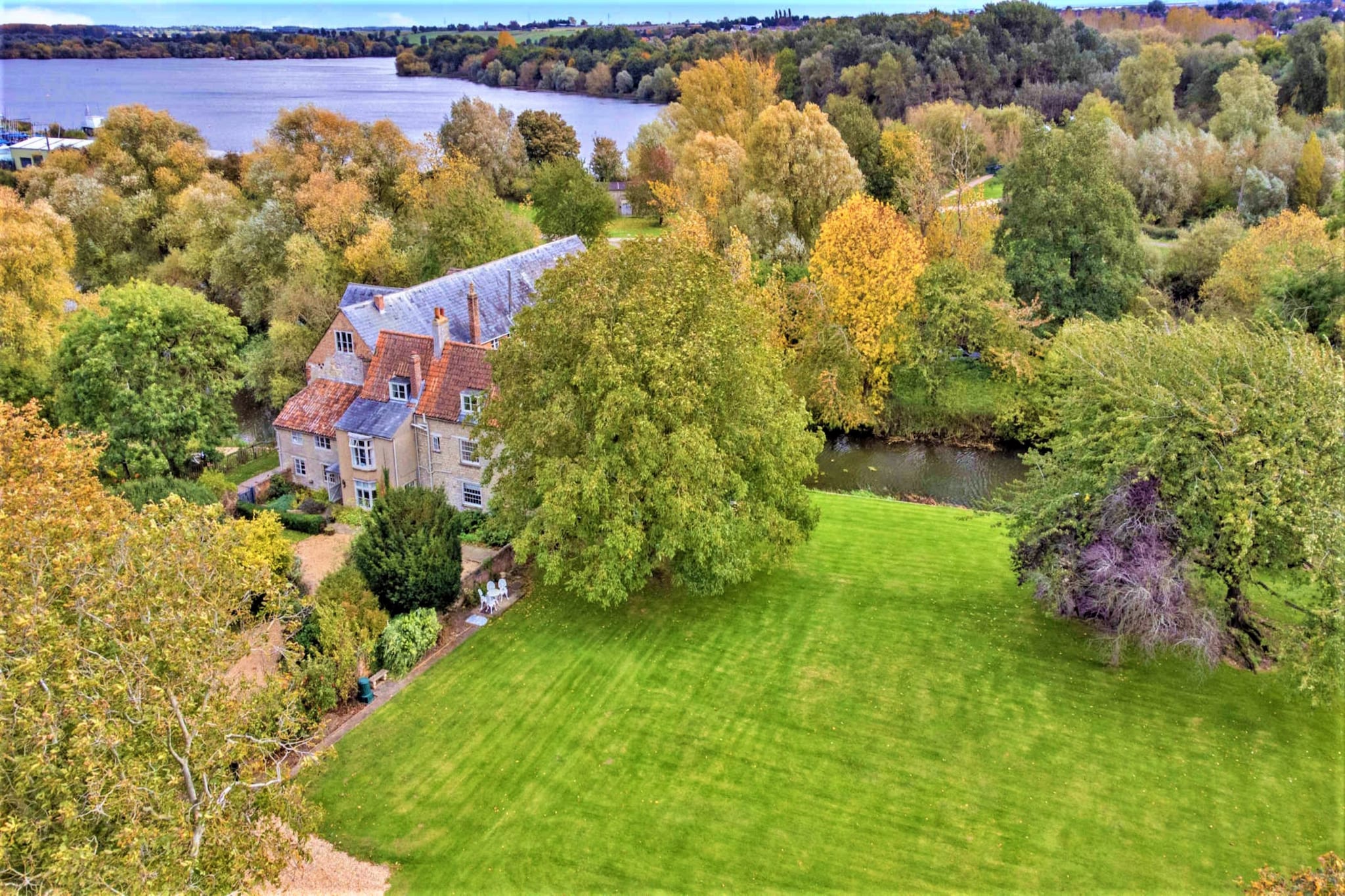 Islip Mill House - Beautiful Riverside Home-Tuinen zomer